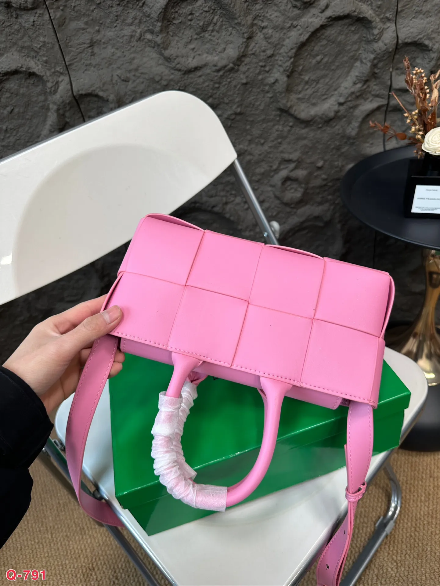 💰140 配礼盒 BV编织购物袋新款托特手袋 Bottega Veneta 春夏新款购物袋。实物非常美,很飒! 自重非常非常轻!!通勤完全无压力!! 总之一切刚刚好! 尺寸25.13cm