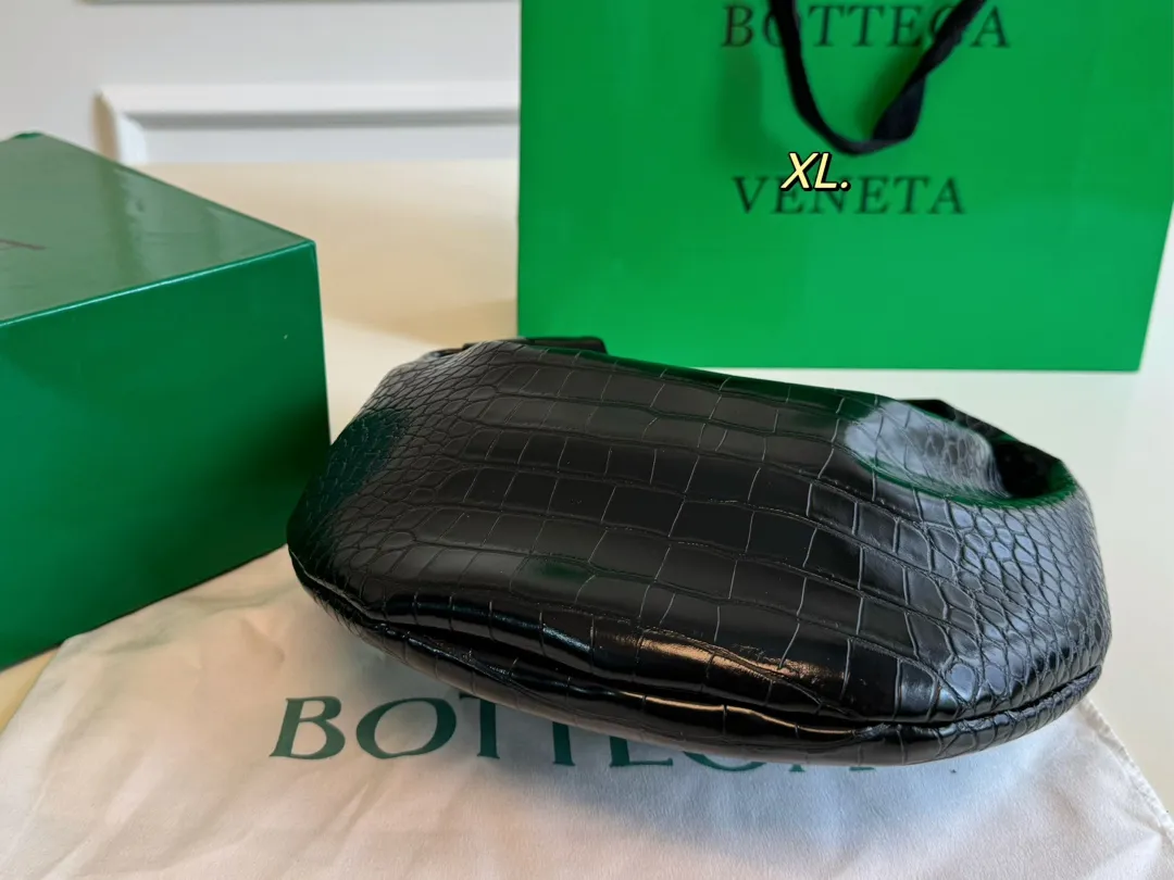 P115(配盒) Bottega Veneta BV新款jodie手提袋💕 size:25×16 包身轻,容量超🉑 百搭好看不过时~ 实物上身效果超绝!!!!