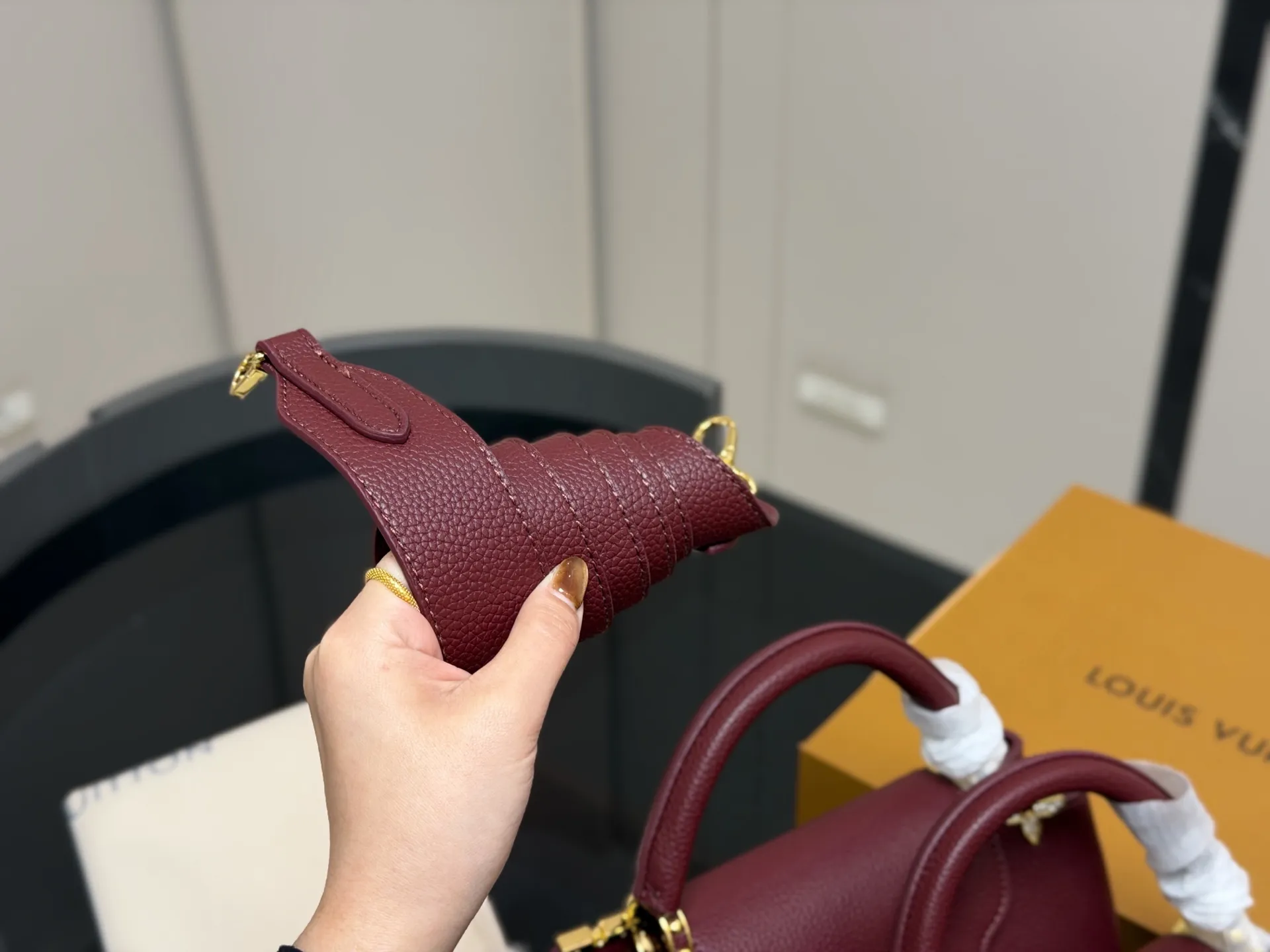 &yen;165 &yen;175 配折叠盒 size 21.15cm 27.18cm Lv Capucines手袋 全粒纹Taurillon牛皮裁制 感觉低调 但有奢华质感 ！！