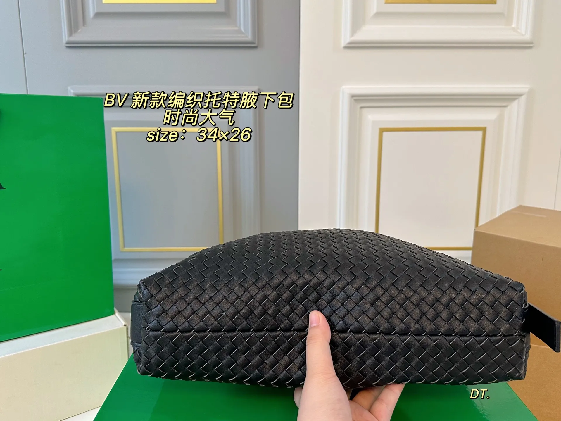 P165（配盒） size：34&times;26 BV 新款编织托特腋下包💕 精致手工编织设计 兼具美貌与性价比 时髦与休闲的完美碰撞💥 可调节肩带，多种背法 百搭大气，低调又奢华的一款单品！