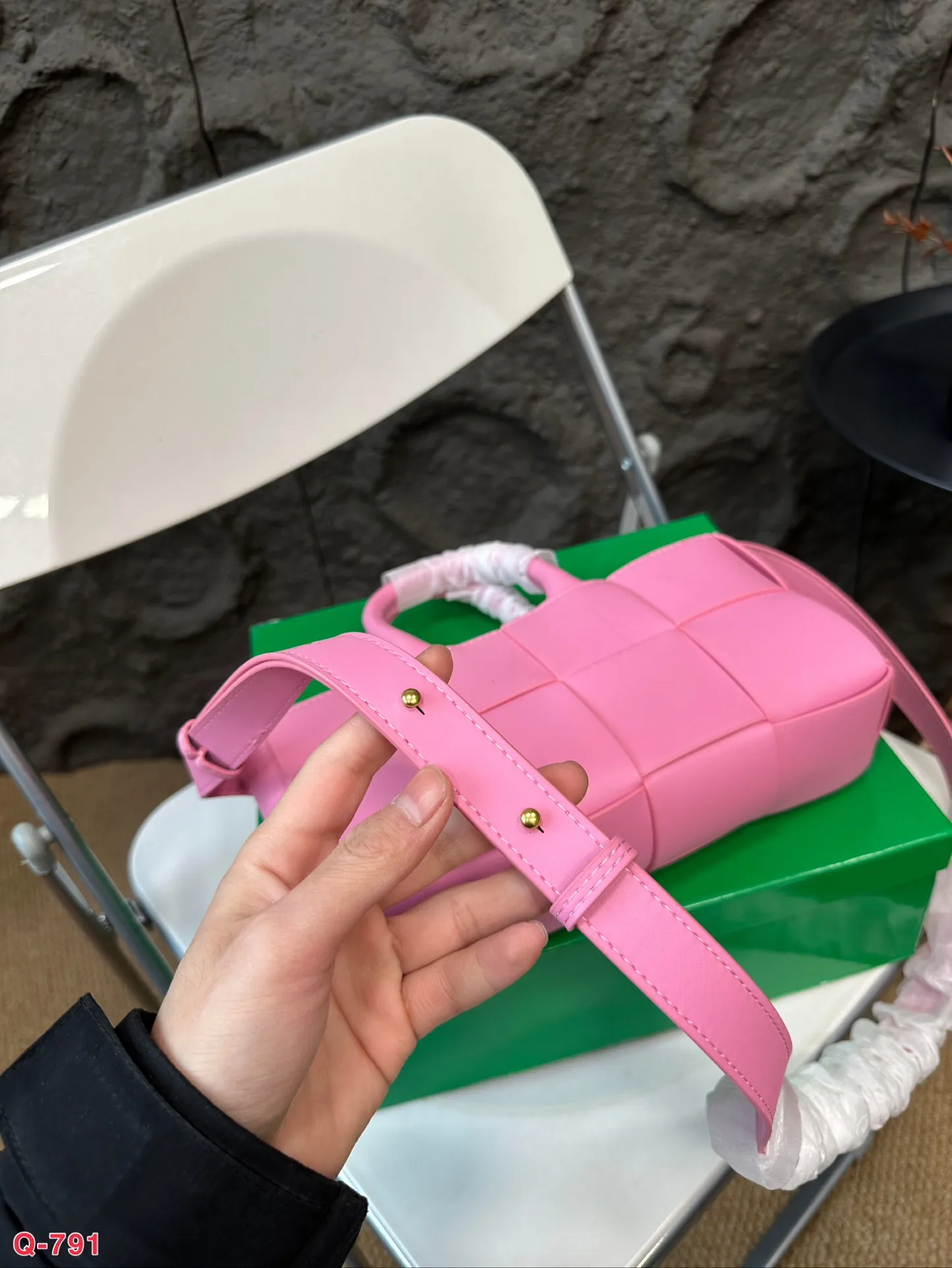 💰140 配礼盒 BV编织购物袋新款托特手袋 Bottega Veneta 春夏新款购物袋。实物非常美,很飒! 自重非常非常轻!!通勤完全无压力!! 总之一切刚刚好! 尺寸25.13cm