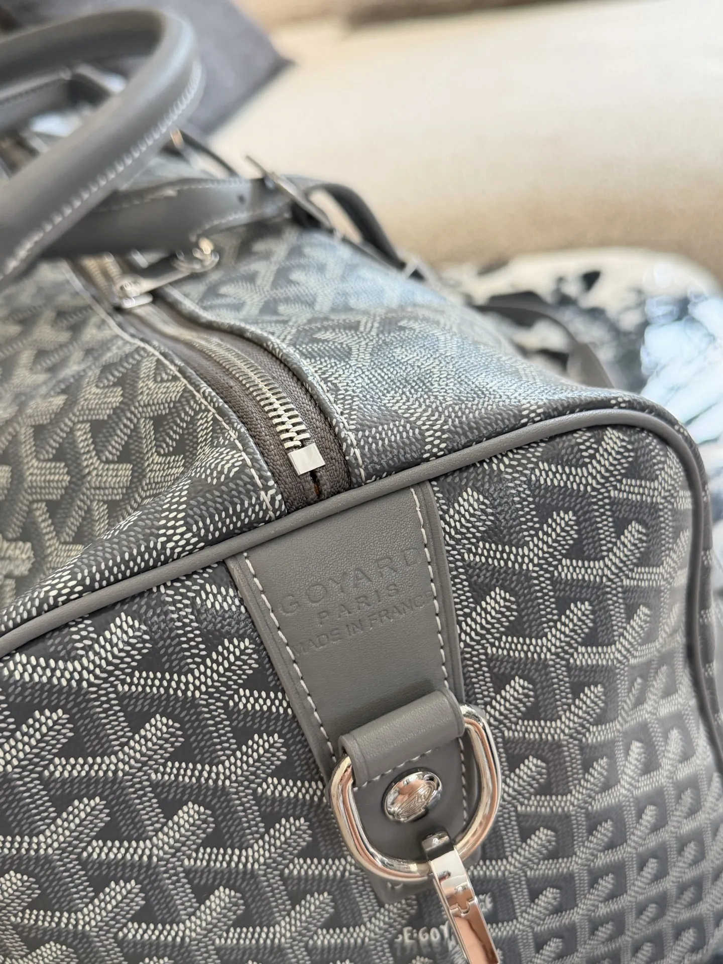 p310 顶级原单 全钢锁头 Goyard Boston 50灰色旅行袋 Goyard Boston 50灰色旅行袋,经典老花帆布+低调简约又奢华十。50cm黄金尺寸,容量适中,短途旅行或健:身都很OK!双手柄设计,支持手提/斜挎,肩带可选帆布或皮革,背起来超方便~内部空间合理,衣物、电 子设备轻松收纳,实用又时髦,出行必备!