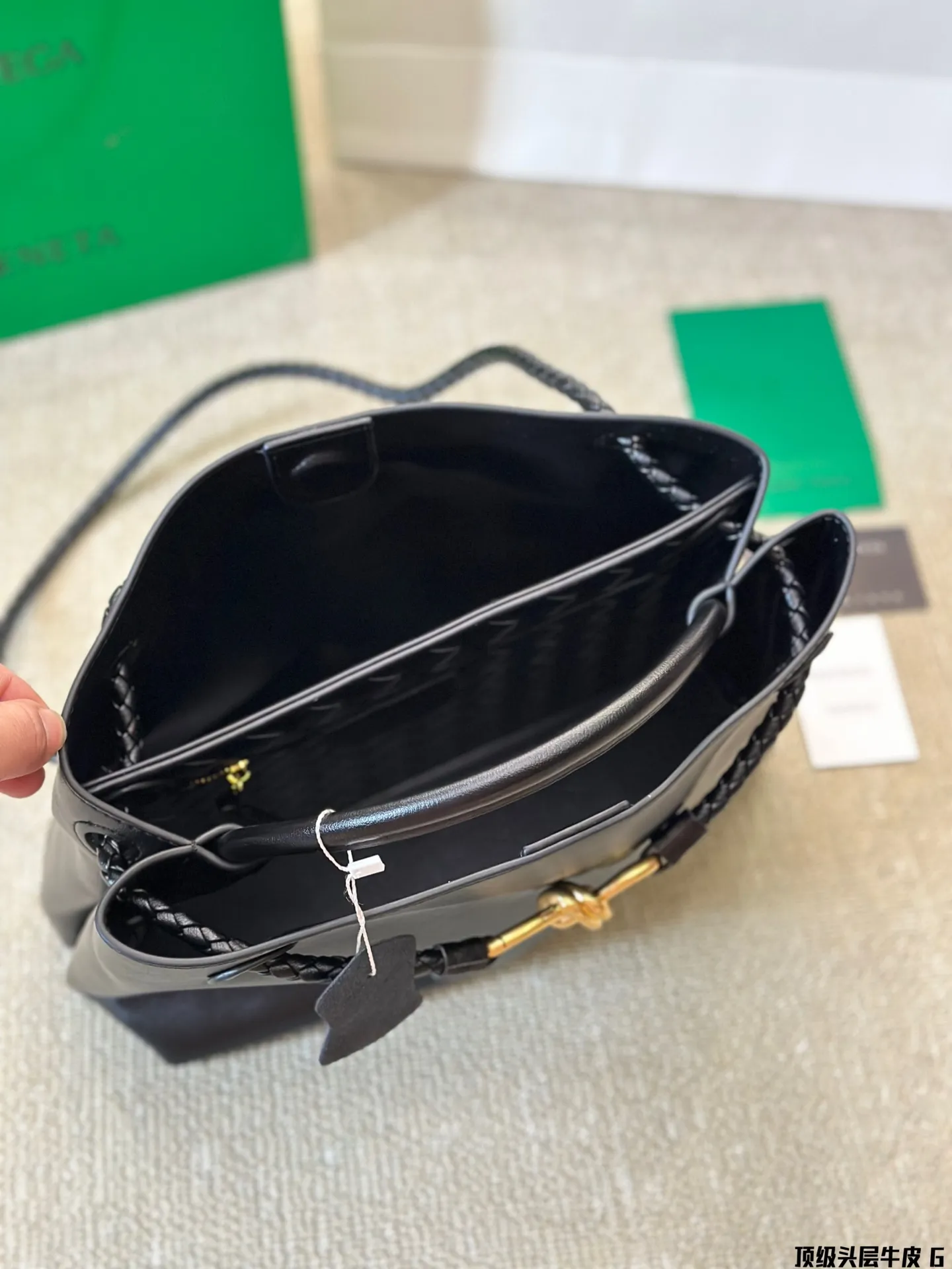 顶级原单 头层皮 p250 BV Chadstone & Andiamo 终于出素面牛皮了 一直以编制艺术出名的BV居然大胆地开始尝试素面 Andiamo了四皮质是经过精心挑选的荷兰小牛皮,触感不夸张的说,真的和婴儿的肌肤一样细腻。不同以往的Andiamo, Bv这次将编制艺术藏在了包包里面,打开包包的时候,才能看到母中号 Andiamo 包有多实用不需要多说了吧,送礼自用都是很好的选择哦 尺寸30 25cm