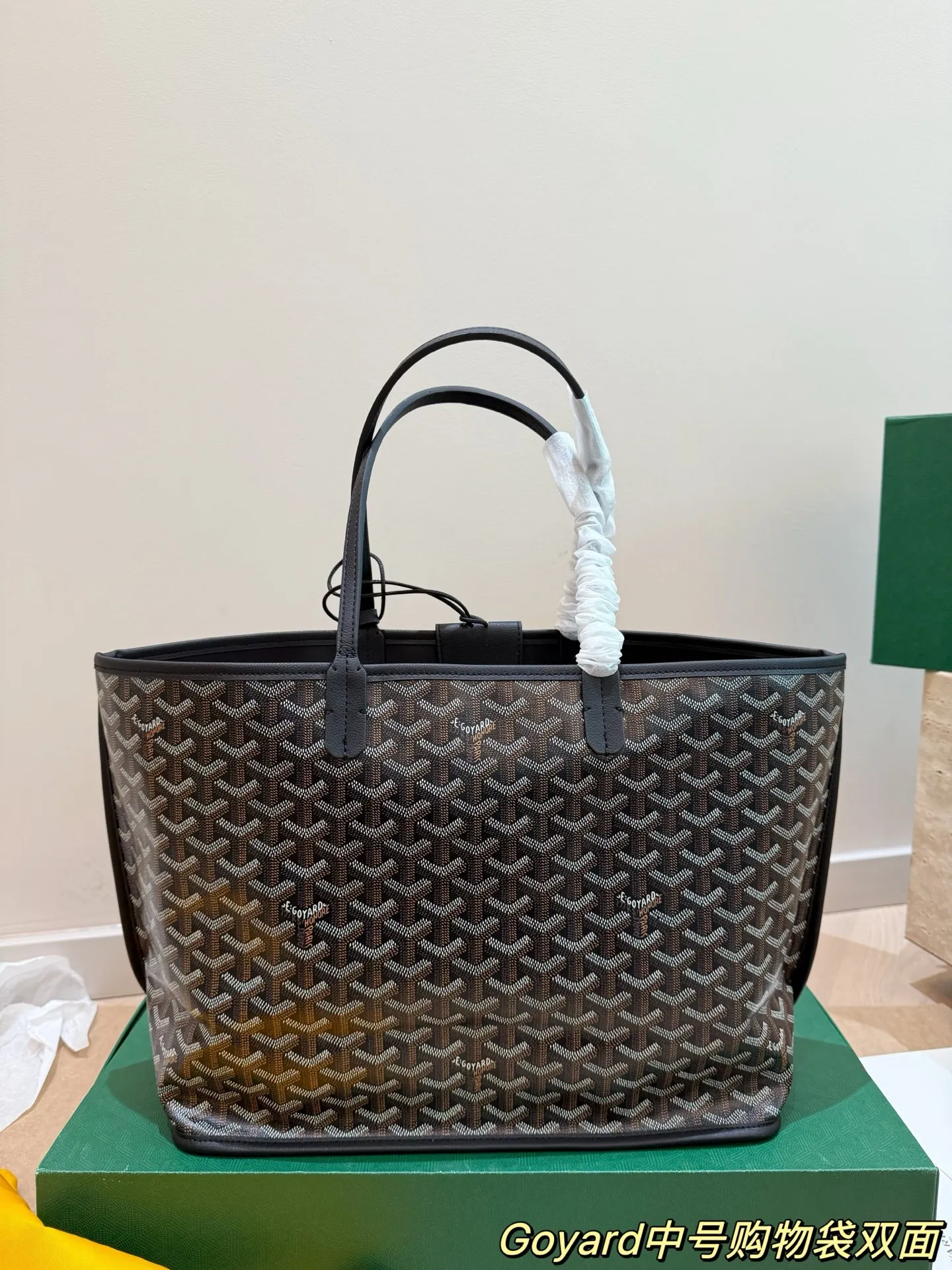 Goyard双面托特包P165 国法国奢侈品牌Goyard的双面托特包,采用经典Y字帆布+黑色皮革饰边,简约又超有辨识度+。双面设计,随心切换风格,附带小卡包超实用!尺寸适中,通勤、短途出行都很OK。限定款彩绘位置和颜色都是随机的,收藏价值满分。帆布材质轻便耐用,但记得别用普通内胆包,可能会刮伤内衬哦! 47×27×16配盒子