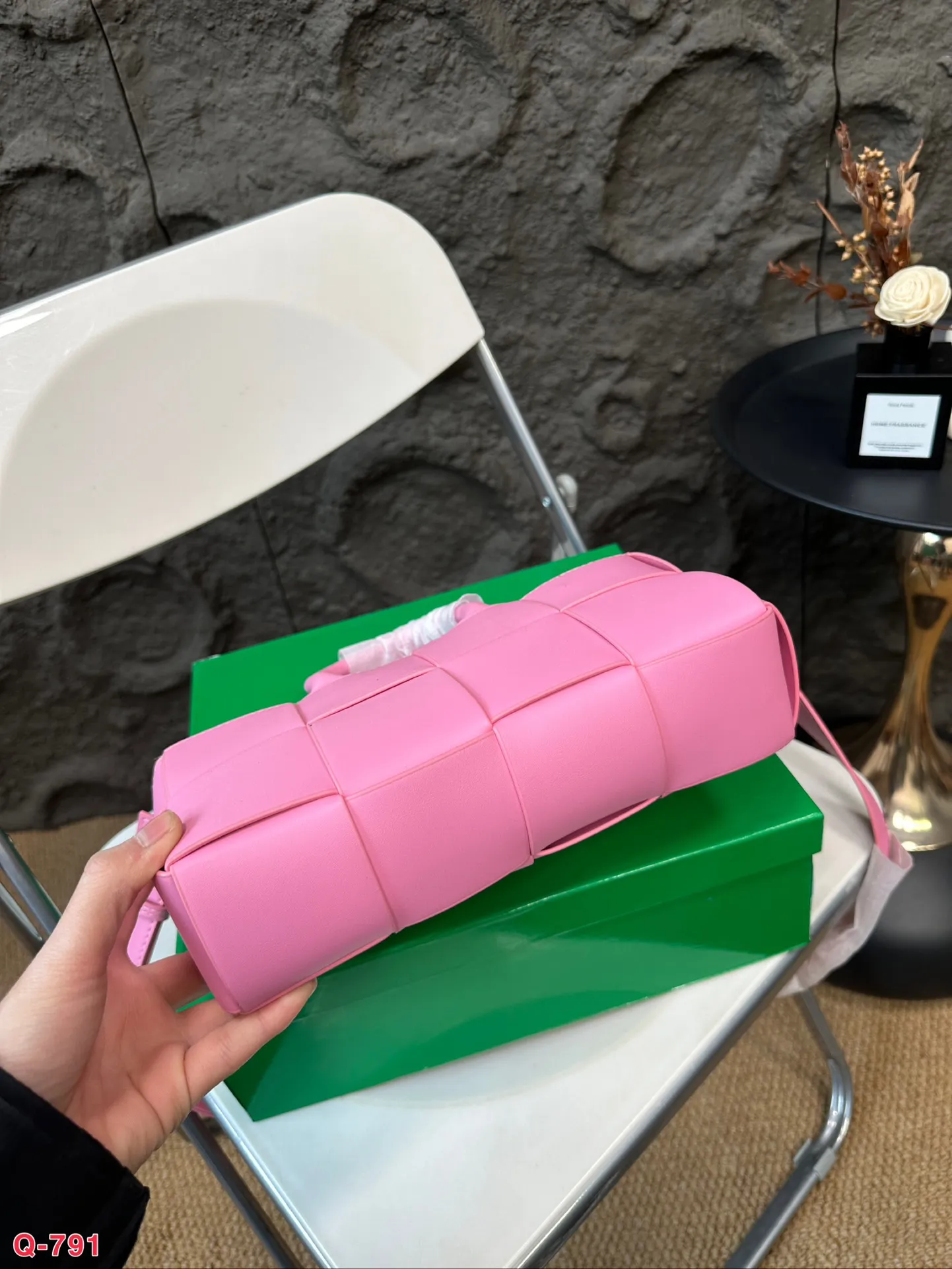 💰140 配礼盒 BV编织购物袋新款托特手袋 Bottega Veneta 春夏新款购物袋。实物非常美,很飒! 自重非常非常轻!!通勤完全无压力!! 总之一切刚刚好! 尺寸25.13cm