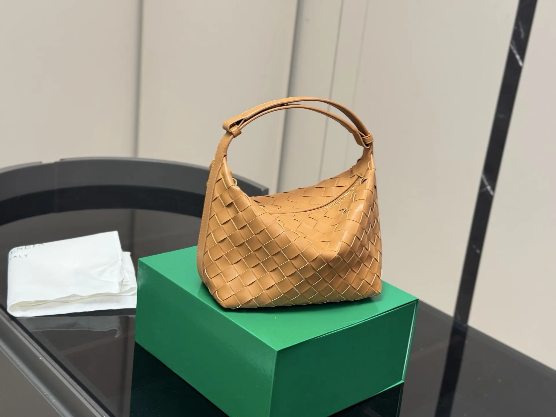 ¥155 配盒 size:20*14cm bv 的便当包 也太可爱了趴.... 将BV爆款便当包再度升级, 这款设计真的是又A又温柔, 轻盈超舒服 牛皮品质