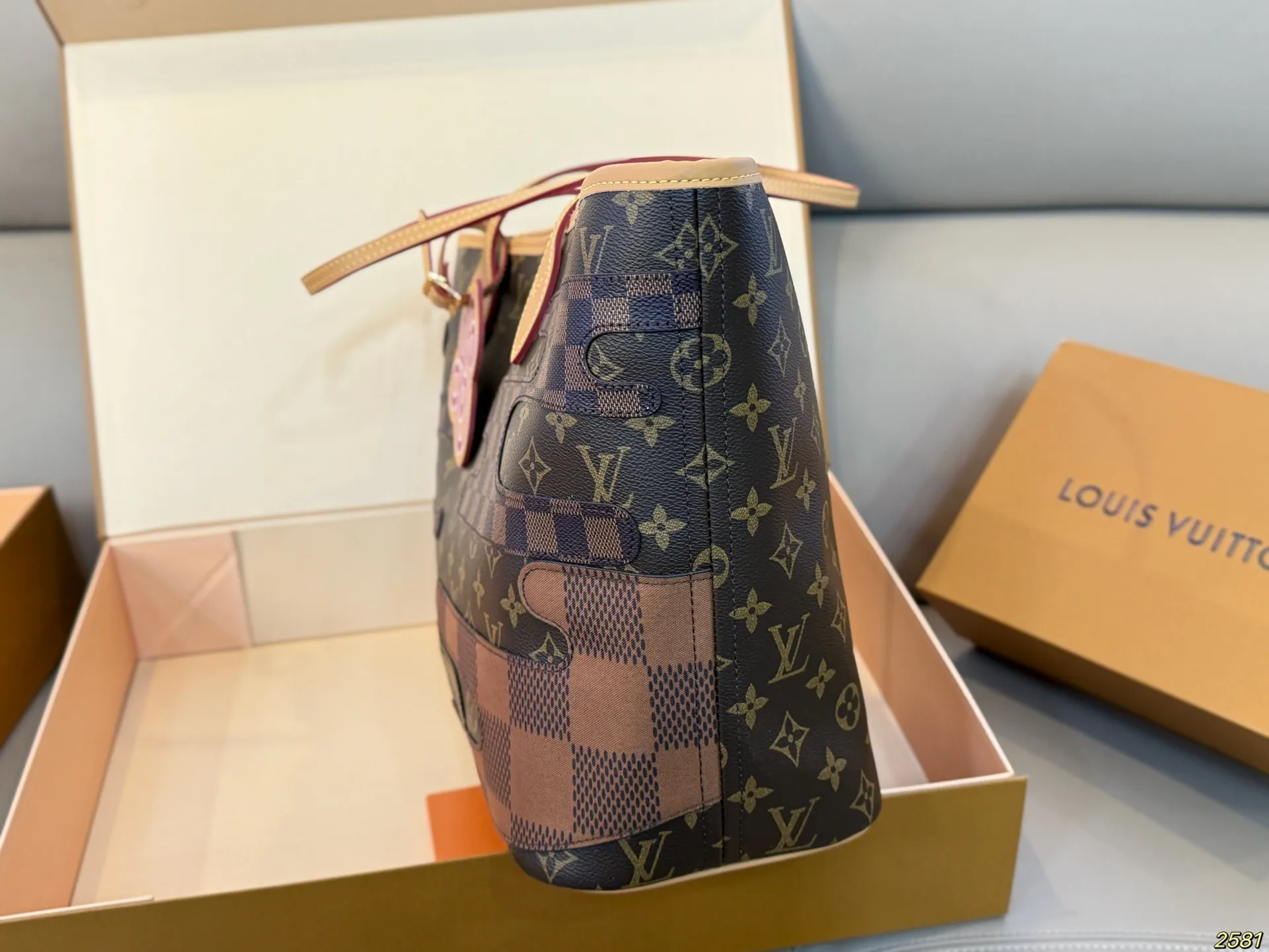¥190飞机盒 LV&NIGO联名系列 LV新款购物袋 neverfull超级酷太爱啦 购物袋届的天花板 被它的颜值惊艳到啦 简约大气 时髦感十足 尺寸32 28