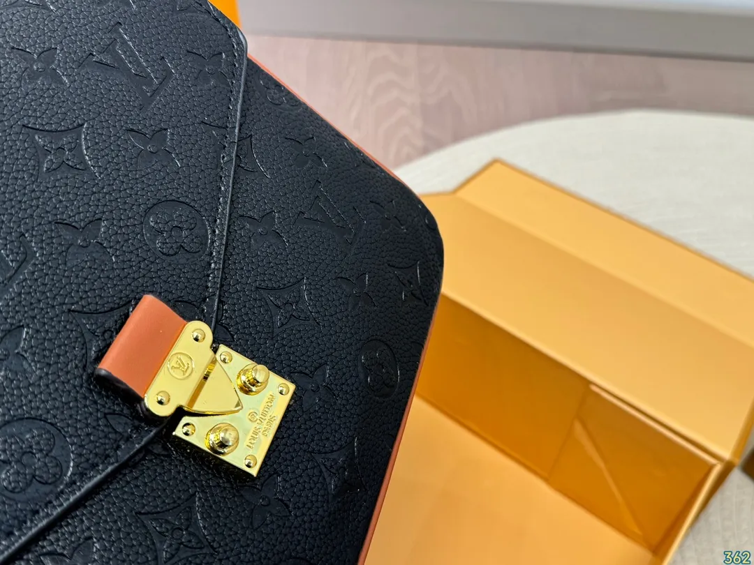 ¥135折叠盒 LV 邮差包斜挎包 设计有复古的颜值 好看百搭 休闲又不失优雅 简直美翻了 尺寸:24 18