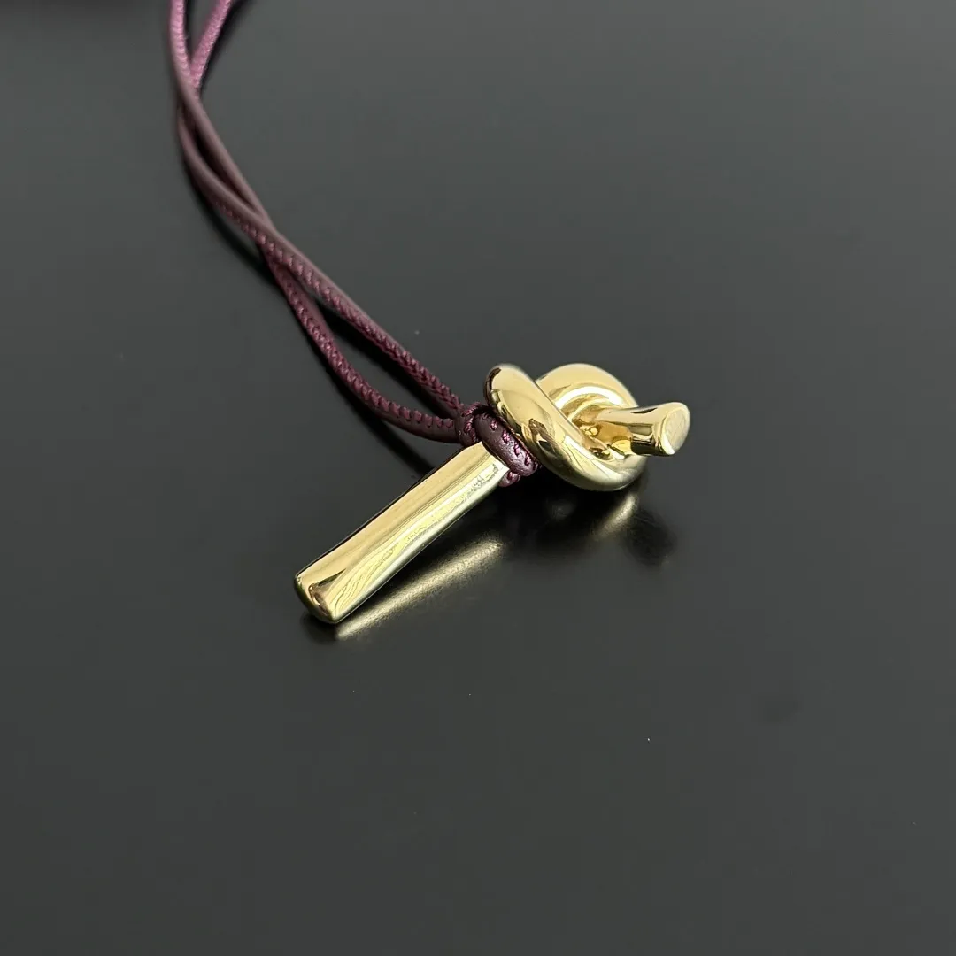 p680 BV Andiamo晚宴手包，又被狠狠种草啦～经济下行的年代设计师审美又回来了，一眼爱上 爱不释手的那种 啧～嘎嘎美 气场十足 造型和质感都十分抗比，自重轻容量足， 时尚人士必备 适合多种场合，极简 ，高级轻奢 款号：741511 尺寸：31*13*3cm