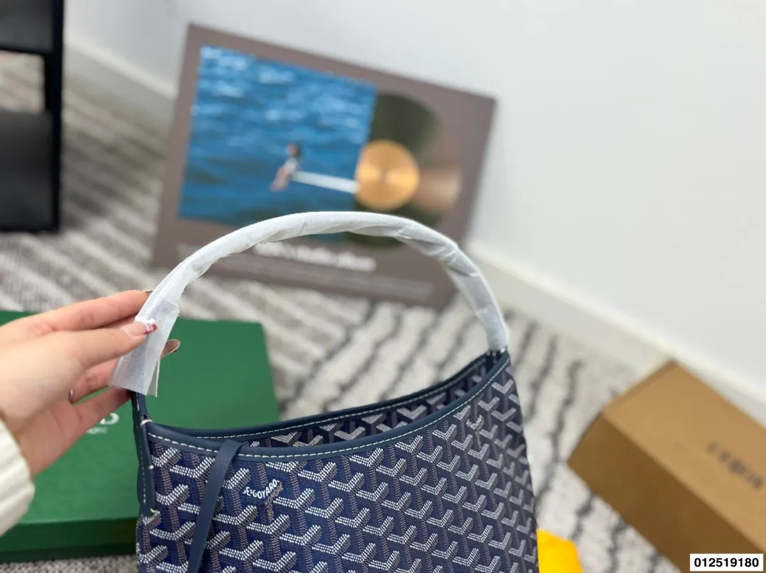 P130配礼盒⚠️尺寸31.30 戈雅腋下托特包 最火爆的狗牙购物袋 打工人的完美通勤包就是它 简直不要太好用!! 容量大 自重超级无敌轻 包型挺拔不容易塌 耐造同时也很低调 简直就是打工人完美的通勤包包 不管是出差还是见客户都超级合适