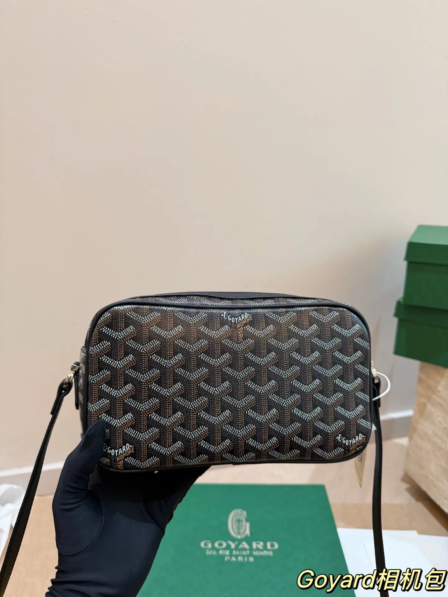 P150 size：24*14cm 戈雅 GOYARD 相机包 男生女生🉑️用！ 上身效果绝绝子~ 日常非常好搭配哦~ 男生女生都可以入手！