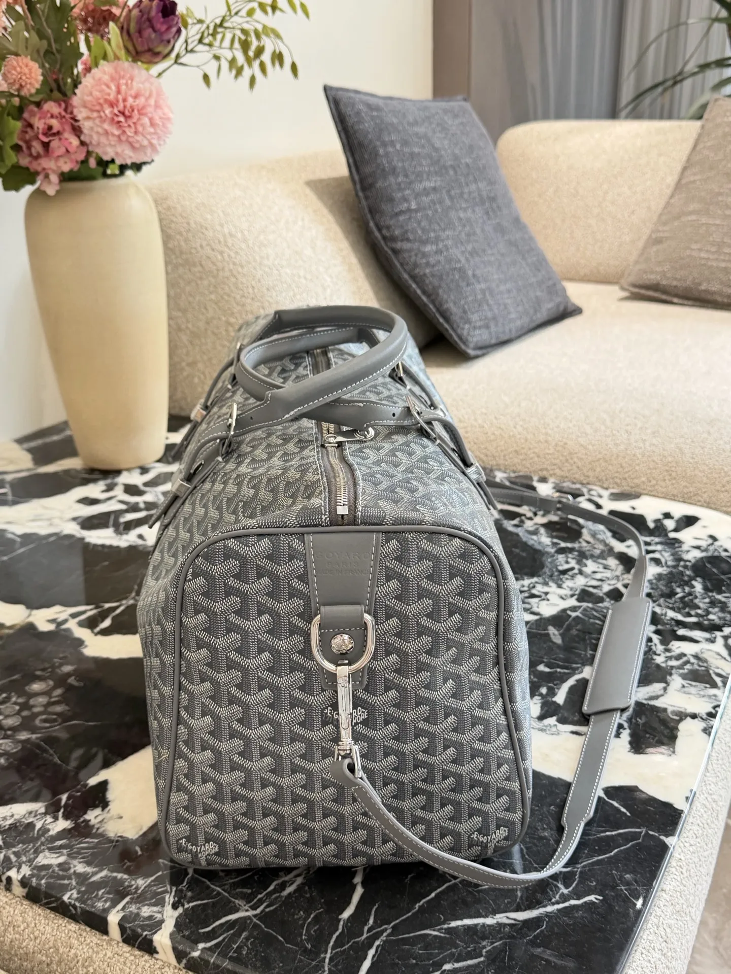 p310 顶级原单 全钢锁头 Goyard Boston 50灰色旅行袋 Goyard Boston 50灰色旅行袋,经典老花帆布+低调简约又奢华十。50cm黄金尺寸,容量适中,短途旅行或健:身都很OK!双手柄设计,支持手提/斜挎,肩带可选帆布或皮革,背起来超方便~内部空间合理,衣物、电 子设备轻松收纳,实用又时髦,出行必备!