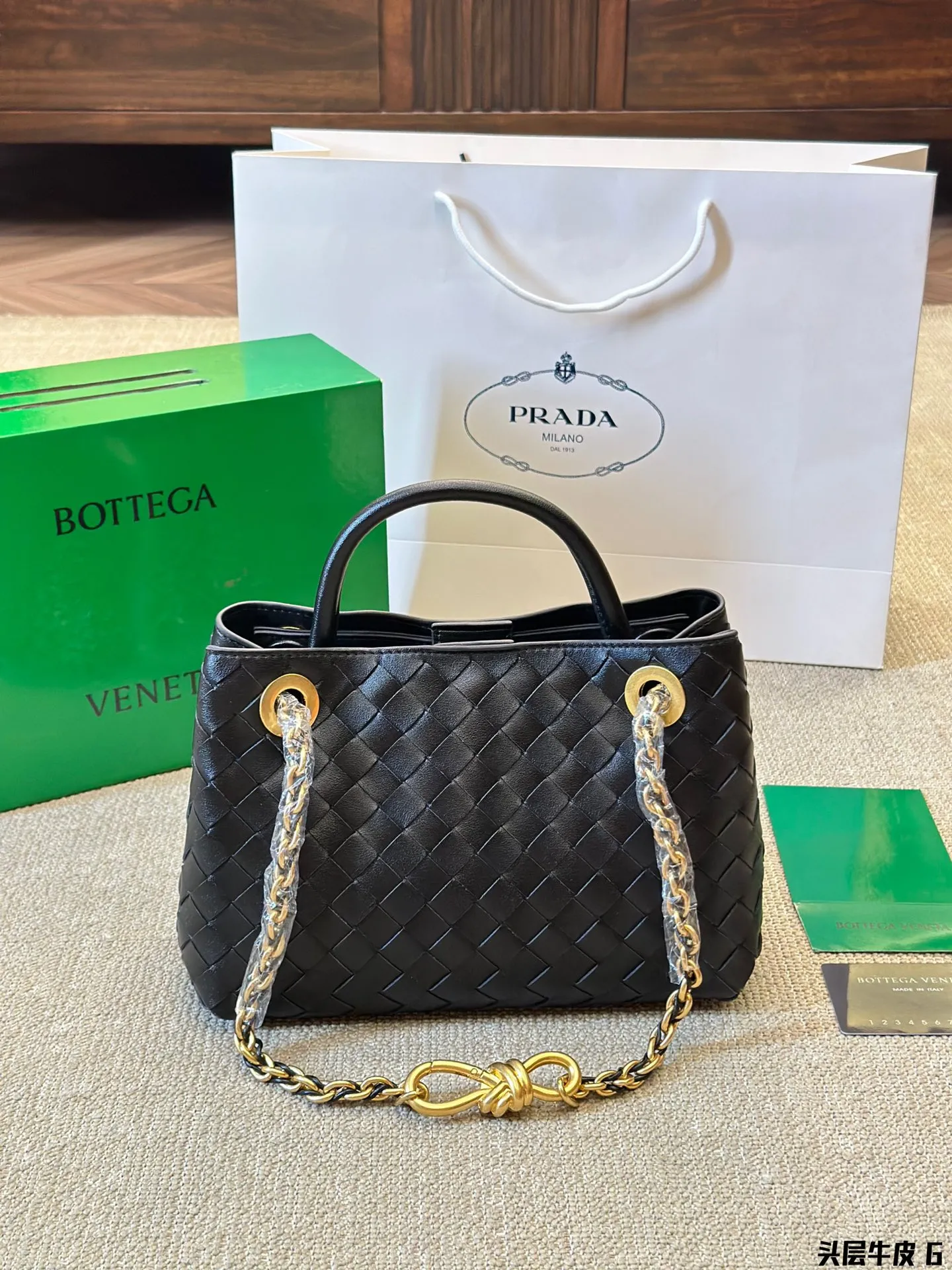 头层牛皮 p250 Bottega veneta Bv高级 Cassette手袋 编织托特包 新款，简洁的线条，柔软的包身，并且相当实用，街头巷尾它的身影无处不在，牛皮🐂 也成为经典款IT bag之一 万众追，这款包一出就风靡全球 流行，如今粉丝群依然很强大，因为它实在太衬托气质了，包再多也要给自己留一个！尺寸：28 22cm