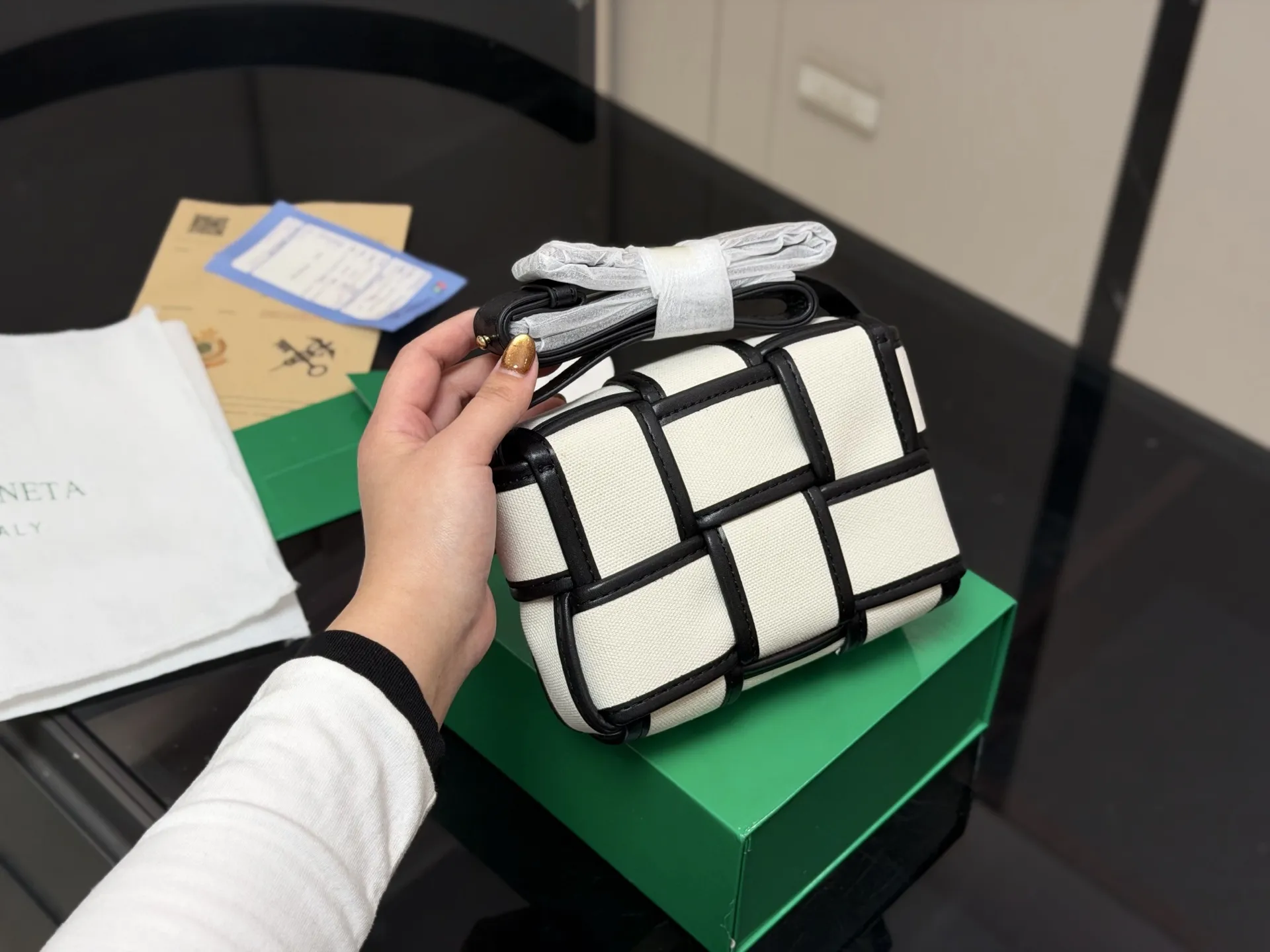 &yen;120 配盒 size：16.12cm Bv 新品手袋 CASSETTE手袋 真滴很高级！ 被吹爆的小可爱！