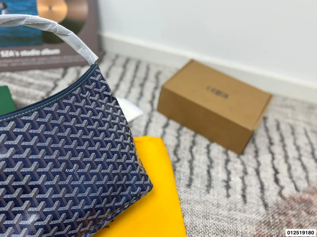 P130配礼盒⚠️尺寸31.30 戈雅腋下托特包 最火爆的狗牙购物袋 打工人的完美通勤包就是它 简直不要太好用!! 容量大 自重超级无敌轻 包型挺拔不容易塌 耐造同时也很低调 简直就是打工人完美的通勤包包 不管是出差还是见客户都超级合适