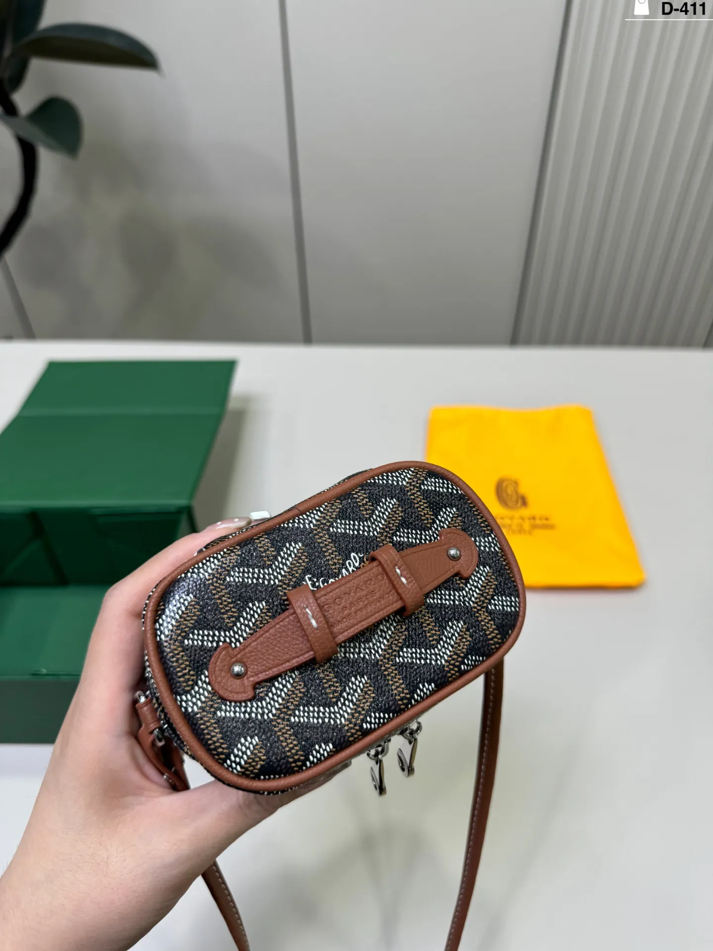 💰p160 D-411尺寸12&times;7折叠盒 Goyard戈雅 Muse Nano 盒子包 迷你尺寸，日常出街超方便。可拆卸肩带，手提，斜挎都OK，灵活百搭!Nano系列小巧轻盈，亮色设计点亮穿搭，秋冬深色系也能轻松驾驭，实用又时髦，是Goyard热门单品之一