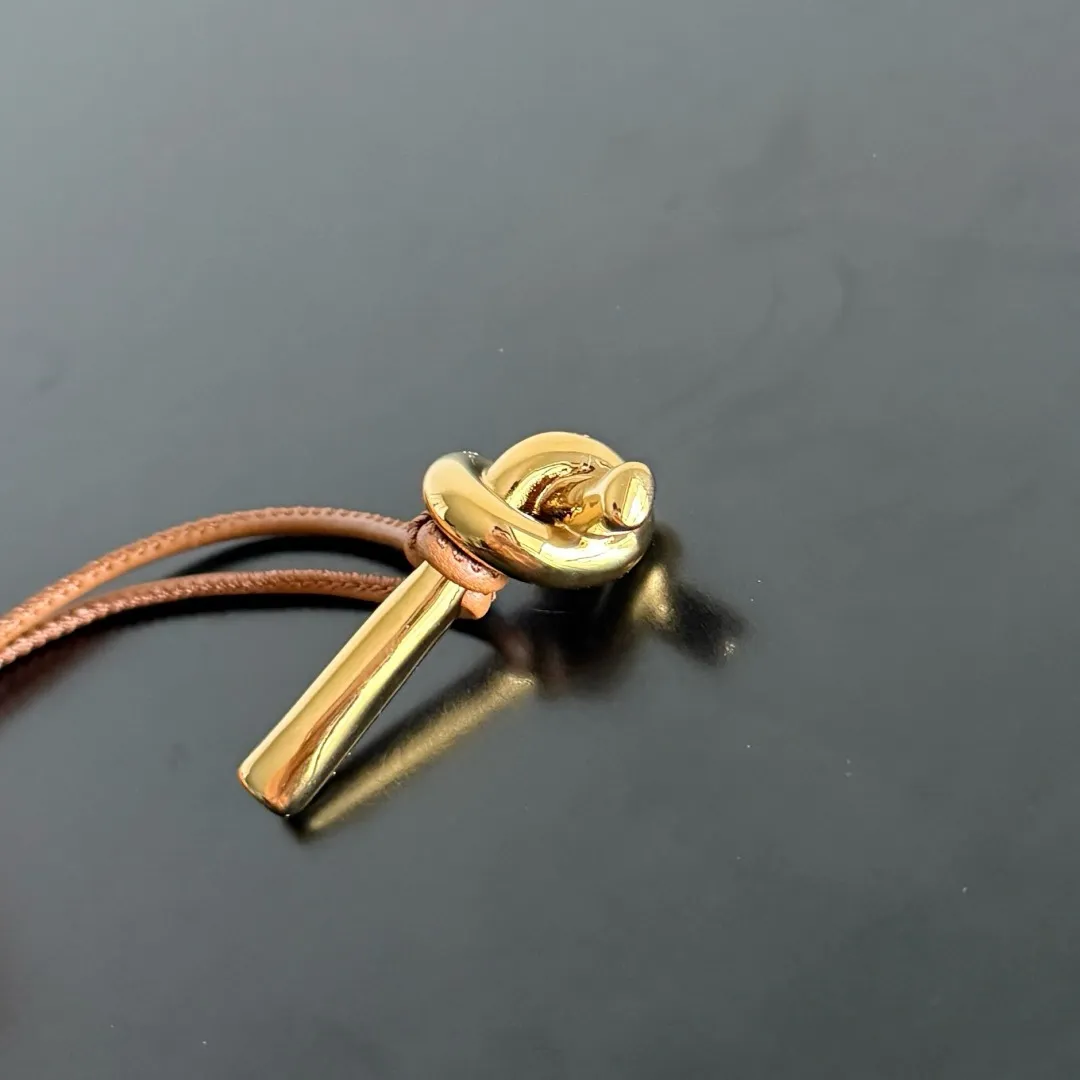 BV Andiamo晚宴手包，又被狠狠种草啦～经济下行的年代设计师审美又回来了，一眼爱上 爱不释手的那种 啧～嘎嘎美 气场十足 造型和质感都十分抗比，自重轻容量足， 时尚人士必备 适合多种场合，极简 ，高级轻奢 款号：741511 尺寸：31*13*3cm p870