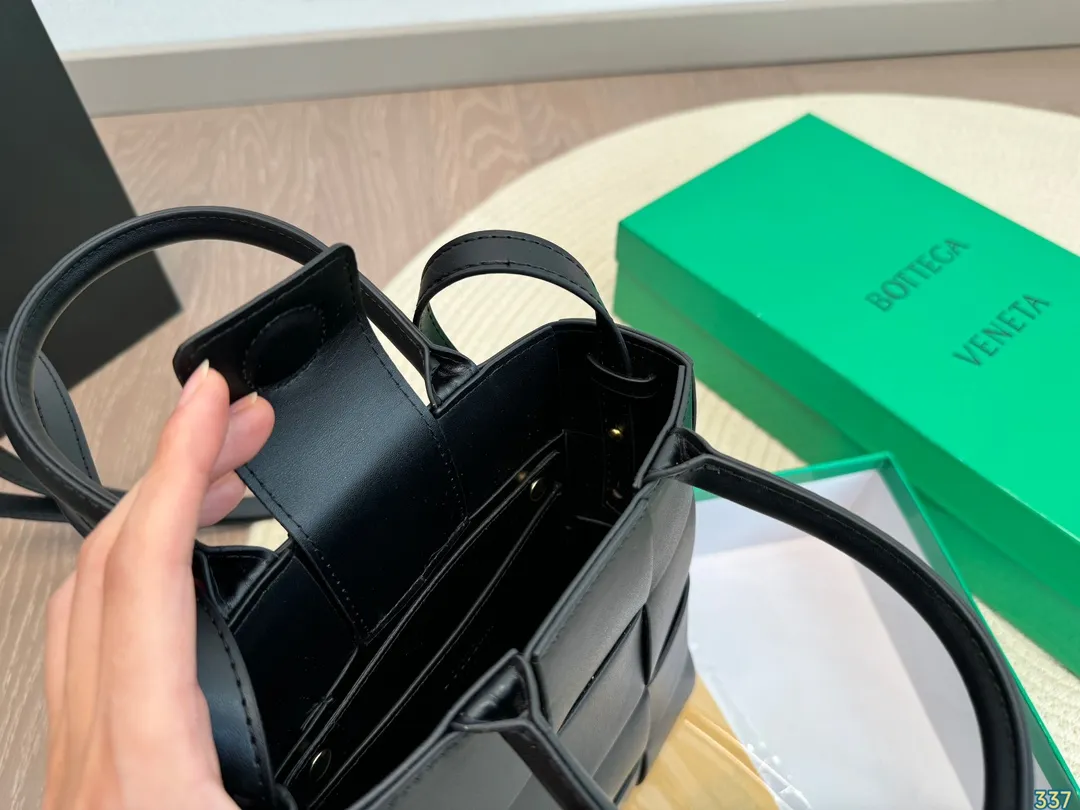 ¥135配盒 BV编织包 搭配休闲风的穿搭 舒适又有活力 超级耐看 尺寸:16 22