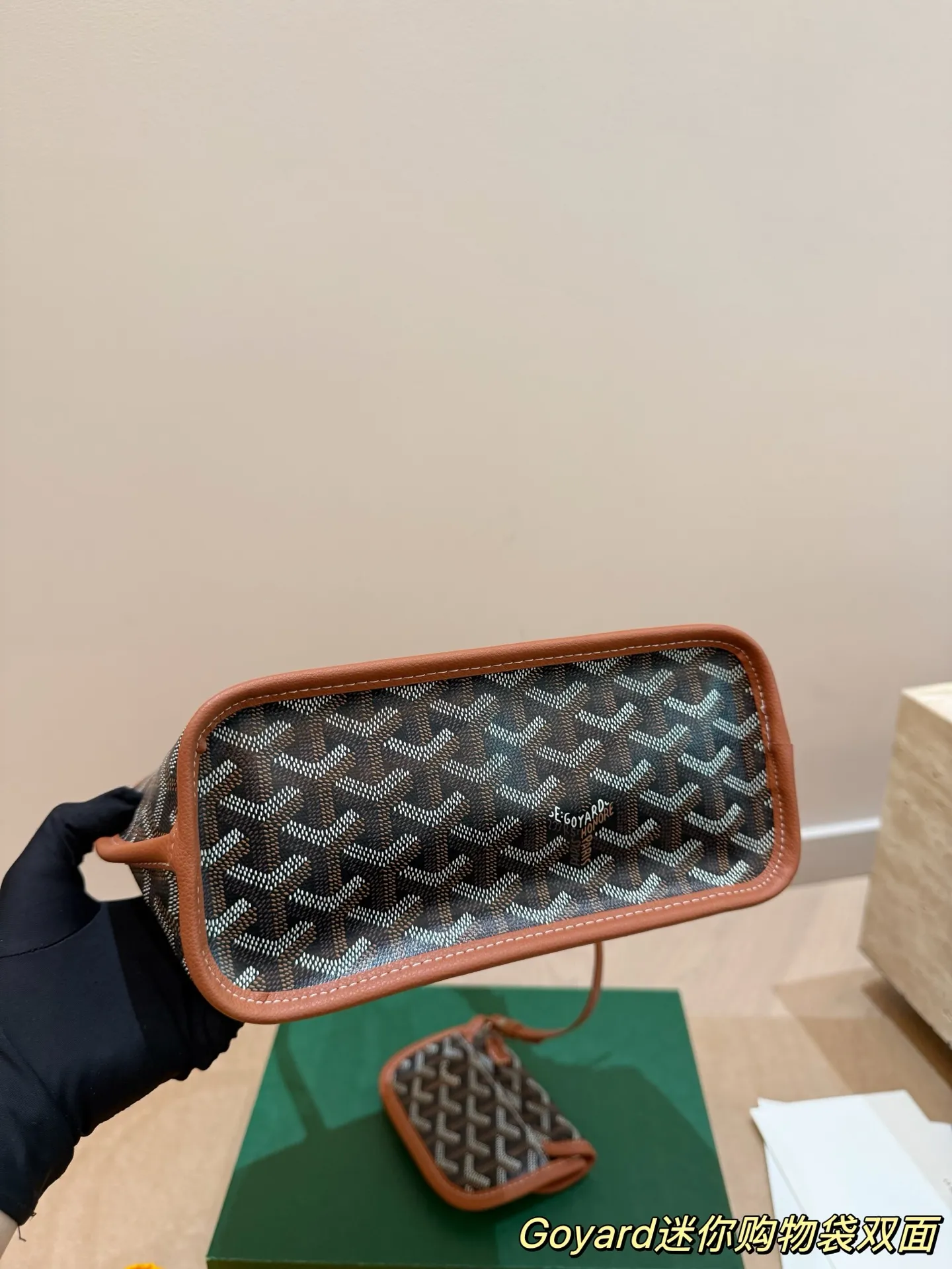 P150 Goyard Goyardine手提包 法国奢侈品牌Goyard的Goyardine手提包，采用经典老花帆布+黑色皮革饰边，简约又超有辨识度t+。独特几何图案，轻便耐用，日常通勤或休闲都很适合!手提+可调节肩带，手提斜挎随心切换，实用又时髦。Goyard以高级定制和精湛工艺闻名，这款包袋收藏价值满满，时尚爱好者必入!20cm配盒子
