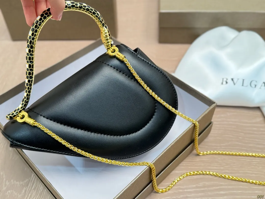 &yen;140配盒 宝格丽BVLGARI｜七夕，把爱&ldquo;握&rdquo;在手心🐍❤️ 今年七夕，宝格丽用一只包写满浪漫情书！Serpenti Cuore 1968手提包，堪称&ldquo;包界丘比特&rdquo;&mdash;&mdash; ✨ 半颗心形包身 + 半颗珐琅灵蛇手柄 =一整颗怦然心动的爱心！ 灵感源自1968年传奇珠宝腕表，复刻中古美学，却把甜蜜玩出新高度。 尺寸19 14