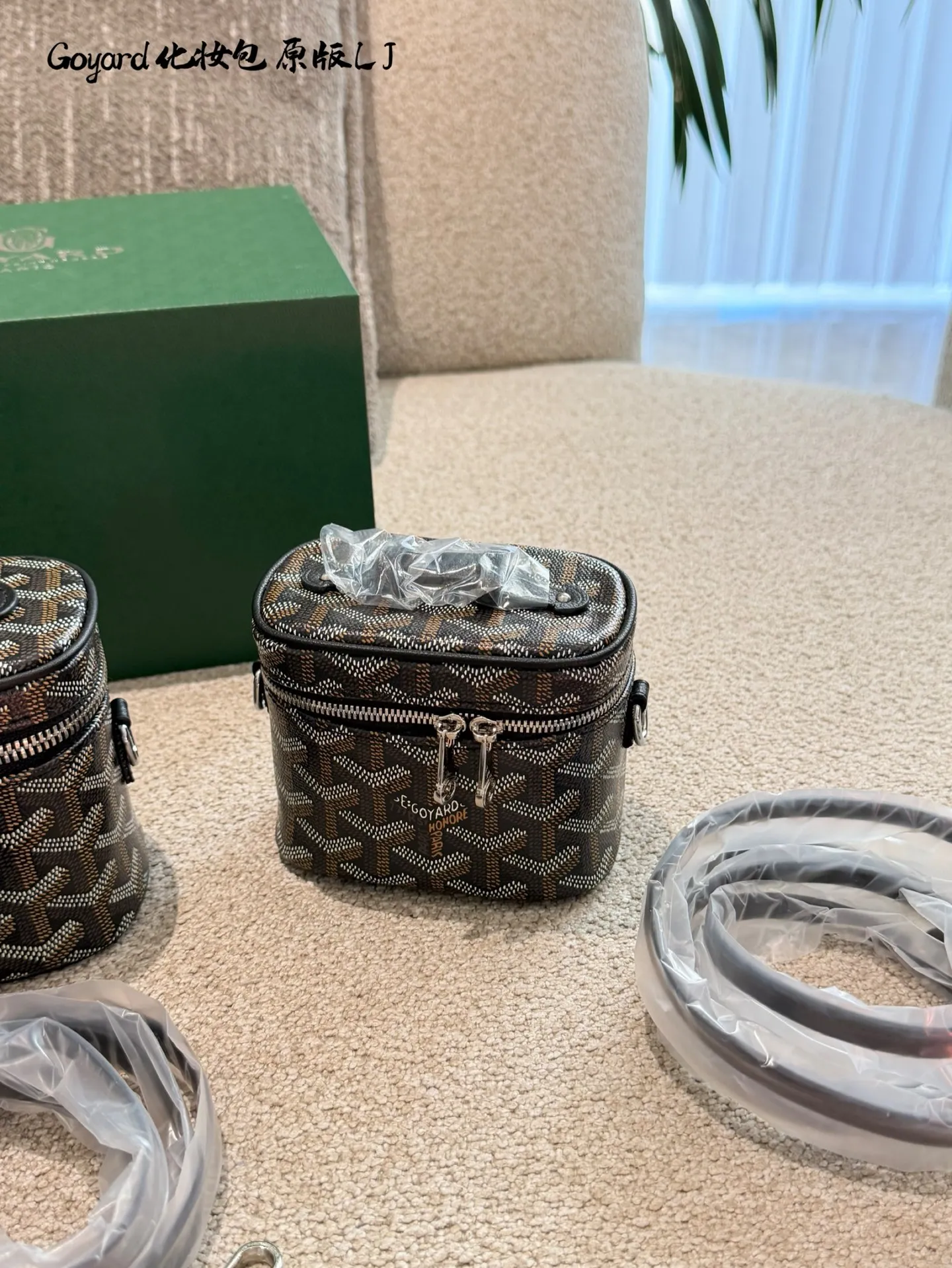 p165p170p195 Goyard这只Muse Nano，到手才发现&mdash;&mdash;这牌儿的&ldquo;小众感&rdquo;也太对胃口了！ 它家那绿花Y纹不是那种扎眼的花里胡哨，是越看越舒服的低调劲儿，走街上基本不会撞款，偶尔遇到懂行的人点头示意，那种&ldquo;懂的都懂&rdquo;的感觉，比背个大Logo显眼多了。而且它家不像别的牌子总搞营销，靠的是百多年做皮具的老手艺，咱不懂啥工艺术语，但摸着手感就不一样&mdash;&mdash;帆布厚实不软塌，金属扣儿沉甸甸的却不笨重，连走线都齐得跟拿尺子量过似的，透着股&ldquo;不咋吭声但特讲究&rdquo;的劲儿。10cm18cm20cm配盒子 最难得的是不挑人，用它装化妆品，偶尔拎着出门塞个耳机、车钥匙，搭牛仔裤或休闲外套都不违和。不像有些奢品包，总觉得得穿得特正式才敢拎，这只就特&ldquo;生活化&rdquo;，贵气但不端着，高雅全在细节里藏着。