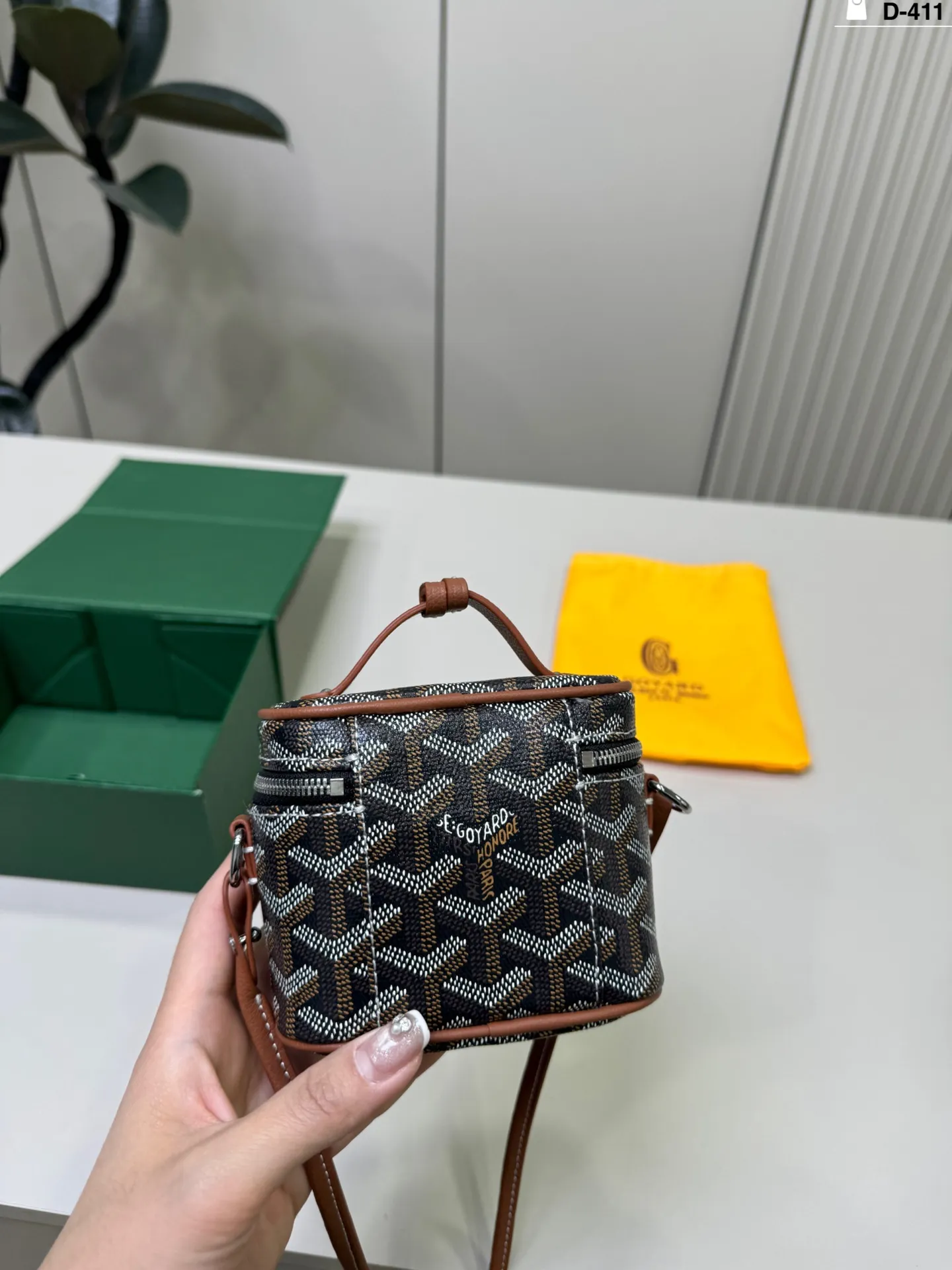 💰p160 D-411尺寸12×7折叠盒 Goyard戈雅 Muse Nano 盒子包 迷你尺寸,日常出街超方便。可拆卸肩带,手提,斜挎都OK,灵活百搭!Nano系列小巧轻盈,亮色设计点亮穿搭,秋冬深色系也能轻松驾驭,实用又时髦,是Goyard热门单品之一