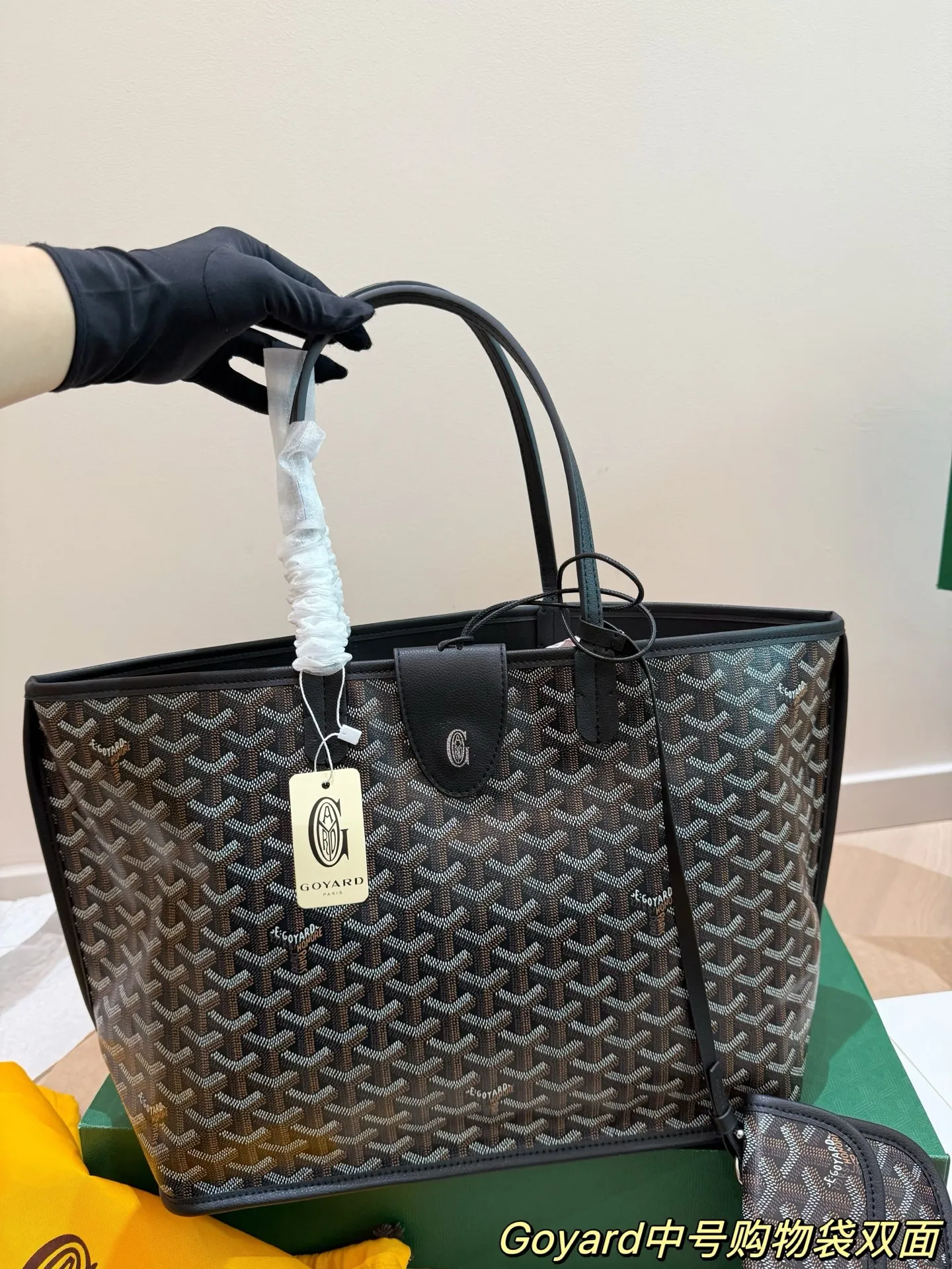 Goyard双面托特包P165 国法国奢侈品牌Goyard的双面托特包,采用经典Y字帆布+黑色皮革饰边,简约又超有辨识度+。双面设计,随心切换风格,附带小卡包超实用!尺寸适中,通勤、短途出行都很OK。限定款彩绘位置和颜色都是随机的,收藏价值满分。帆布材质轻便耐用,但记得别用普通内胆包,可能会刮伤内衬哦! 47×27×16配盒子