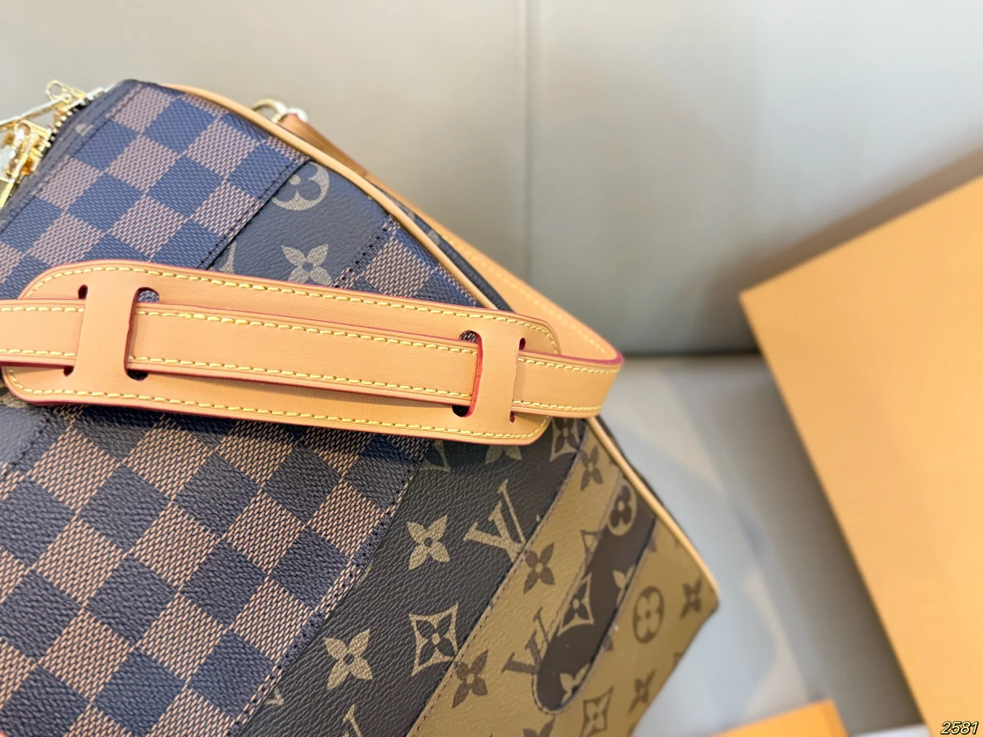 &yen;205 LV&NIGO联名系列 LVKeepall 新款旅行袋大容量 度假旅行必备 时尚达人必备单品之一 实物绝对惊艳到你 尺寸50 29