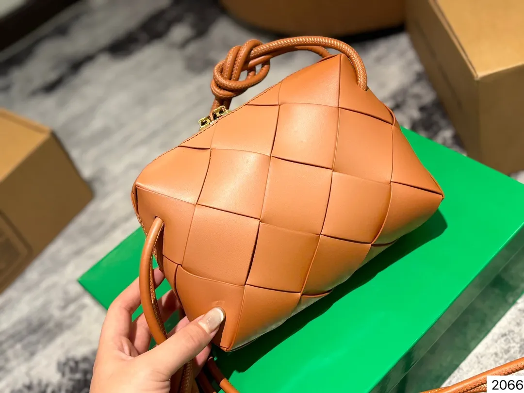 P135 配盒子 Bv 新款 编织 方包 也太可爱了趴....将BV爆款 全新再度升级,这款设计真的是又A又温柔,轻盈超舒服尺寸:14 14