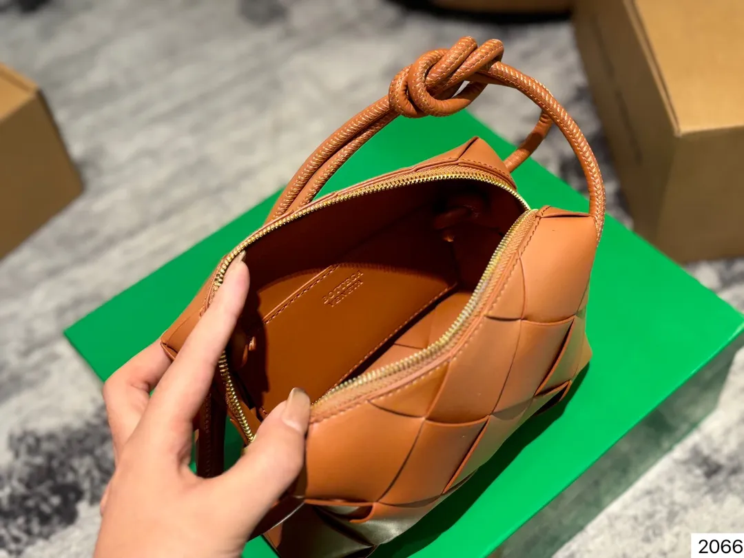 P135 配盒子 Bv 新款 编织 方包 也太可爱了趴....将BV爆款 全新再度升级,这款设计真的是又A又温柔,轻盈超舒服尺寸:14 14