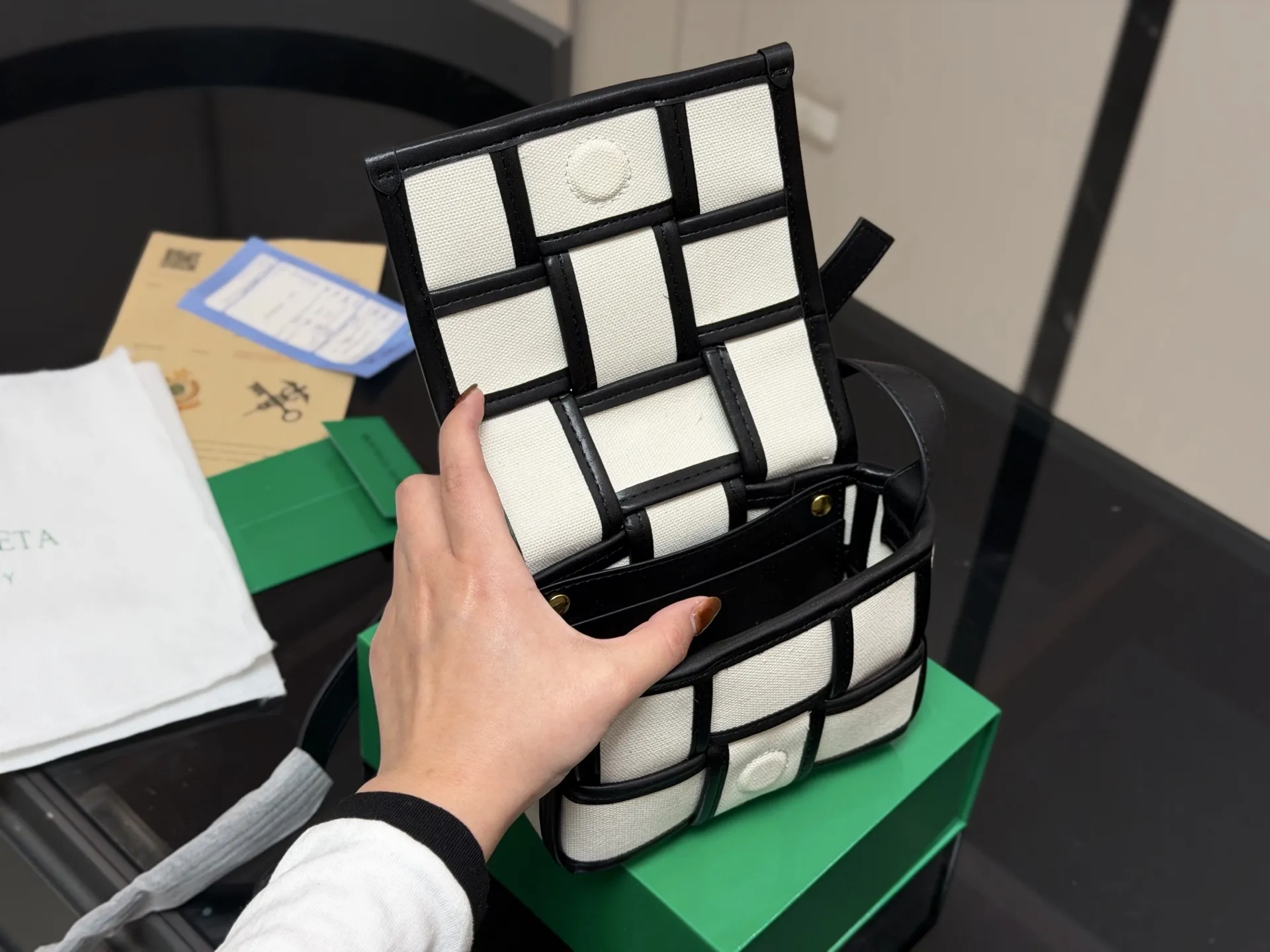 ¥120 配盒 size:16.12cm Bv 新品手袋 CASSETTE手袋 真滴很高级! 被吹爆的小可爱!