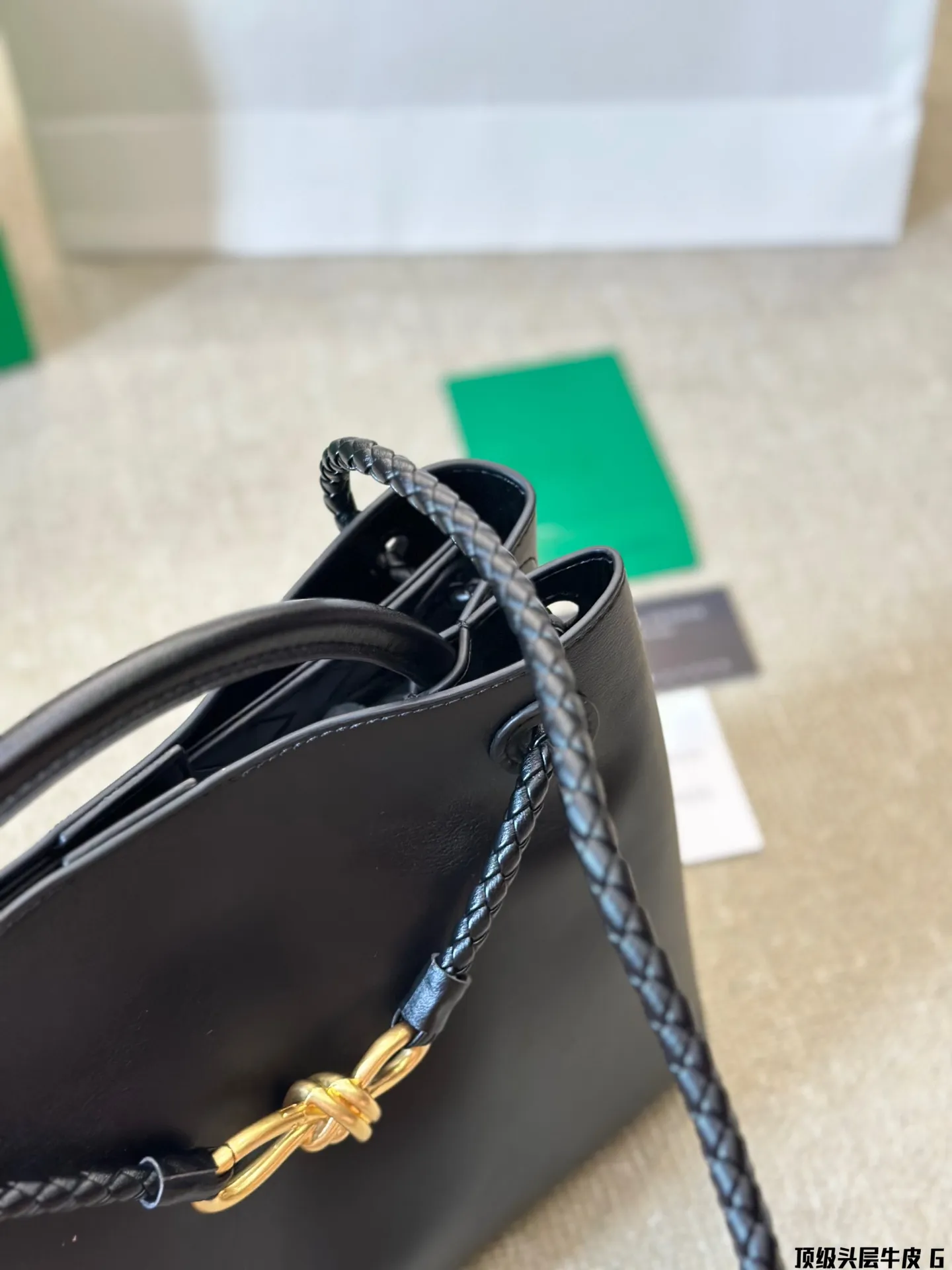 顶级原单 头层皮 p250 BV Chadstone & Andiamo 终于出素面牛皮了 一直以编制艺术出名的BV居然大胆地开始尝试素面 Andiamo了四皮质是经过精心挑选的荷兰小牛皮，触感不夸张的说，真的和婴儿的肌肤一样细腻。不同以往的Andiamo， Bv这次将编制艺术藏在了包包里面，打开包包的时候，才能看到母中号 Andiamo 包有多实用不需要多说了吧，送礼自用都是很好的选择哦 尺寸30 25cm