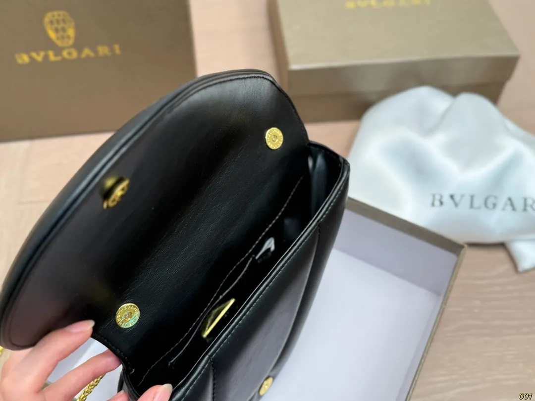 ¥140配盒 宝格丽BVLGARI|七夕,把爱“握”在手心🐍❤️ 今年七夕,宝格丽用一只包写满浪漫情书!Serpenti Cuore 1968手提包,堪称“包界丘比特”—— ✨ 半颗心形包身 + 半颗珐琅灵蛇手柄 =一整颗怦然心动的爱心! 灵感源自1968年传奇珠宝腕表,复刻中古美学,却把甜蜜玩出新高度。 尺寸19 14