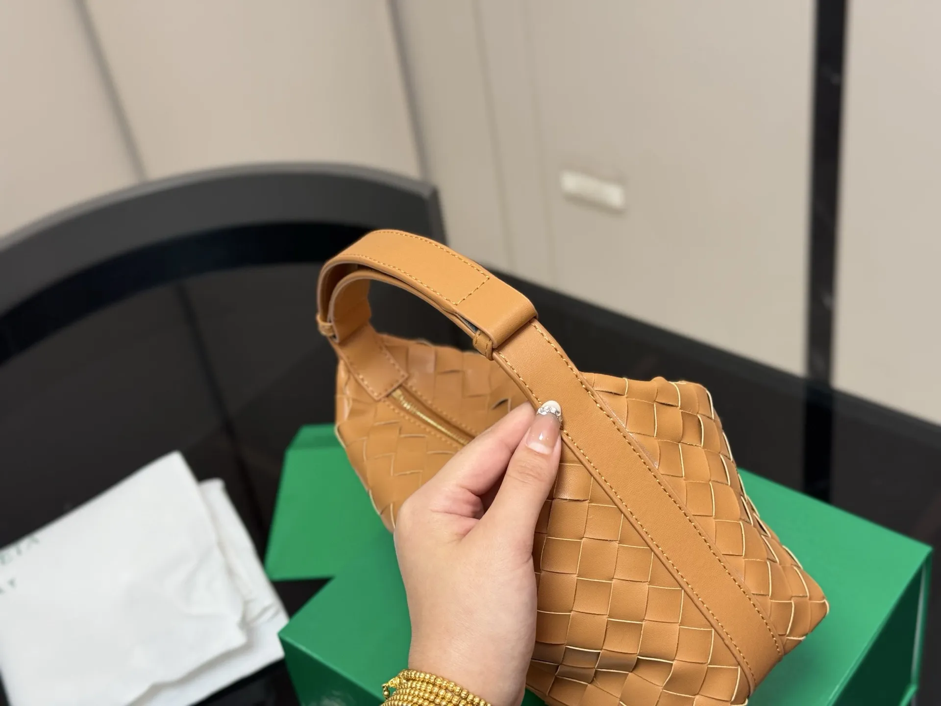 &yen;155 配盒 size：20*14cm bv 的便当包 也太可爱了趴.... 将BV爆款便当包再度升级， 这款设计真的是又A又温柔， 轻盈超舒服 牛皮品质