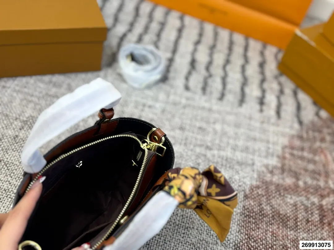 p125 配礼盒 牛皮中古vivian斜挎手提包 男女通用的一款 这款Retiro 手袋以标志性的LV老花面料制成，搭配奢华的黄皮饰边，经典永恒。优雅低调的外形设计和宽敞的包身更加入了实用性。 包包尺寸19.17