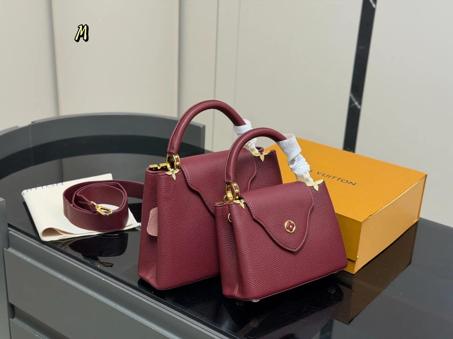 &yen;165 &yen;175 配折叠盒 size 21.15cm 27.18cm Lv Capucines手袋 全粒纹Taurillon牛皮裁制 感觉低调 但有奢华质感 ！！