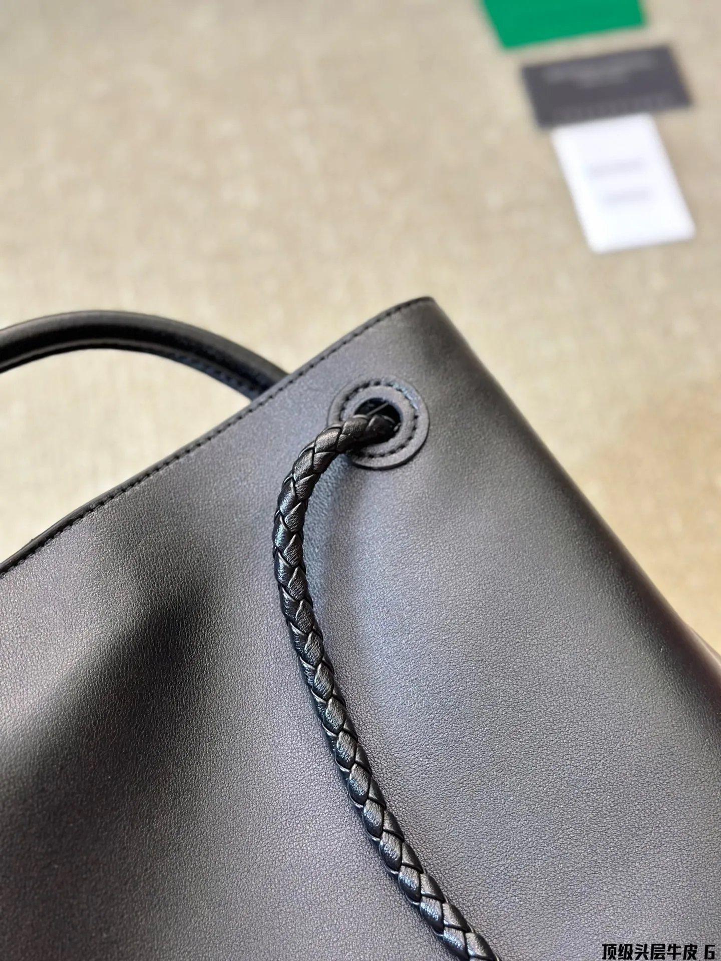 顶级原单 头层皮 p250 BV Chadstone & Andiamo 终于出素面牛皮了 一直以编制艺术出名的BV居然大胆地开始尝试素面 Andiamo了四皮质是经过精心挑选的荷兰小牛皮,触感不夸张的说,真的和婴儿的肌肤一样细腻。不同以往的Andiamo, Bv这次将编制艺术藏在了包包里面,打开包包的时候,才能看到母中号 Andiamo 包有多实用不需要多说了吧,送礼自用都是很好的选择哦 尺寸30 25cm