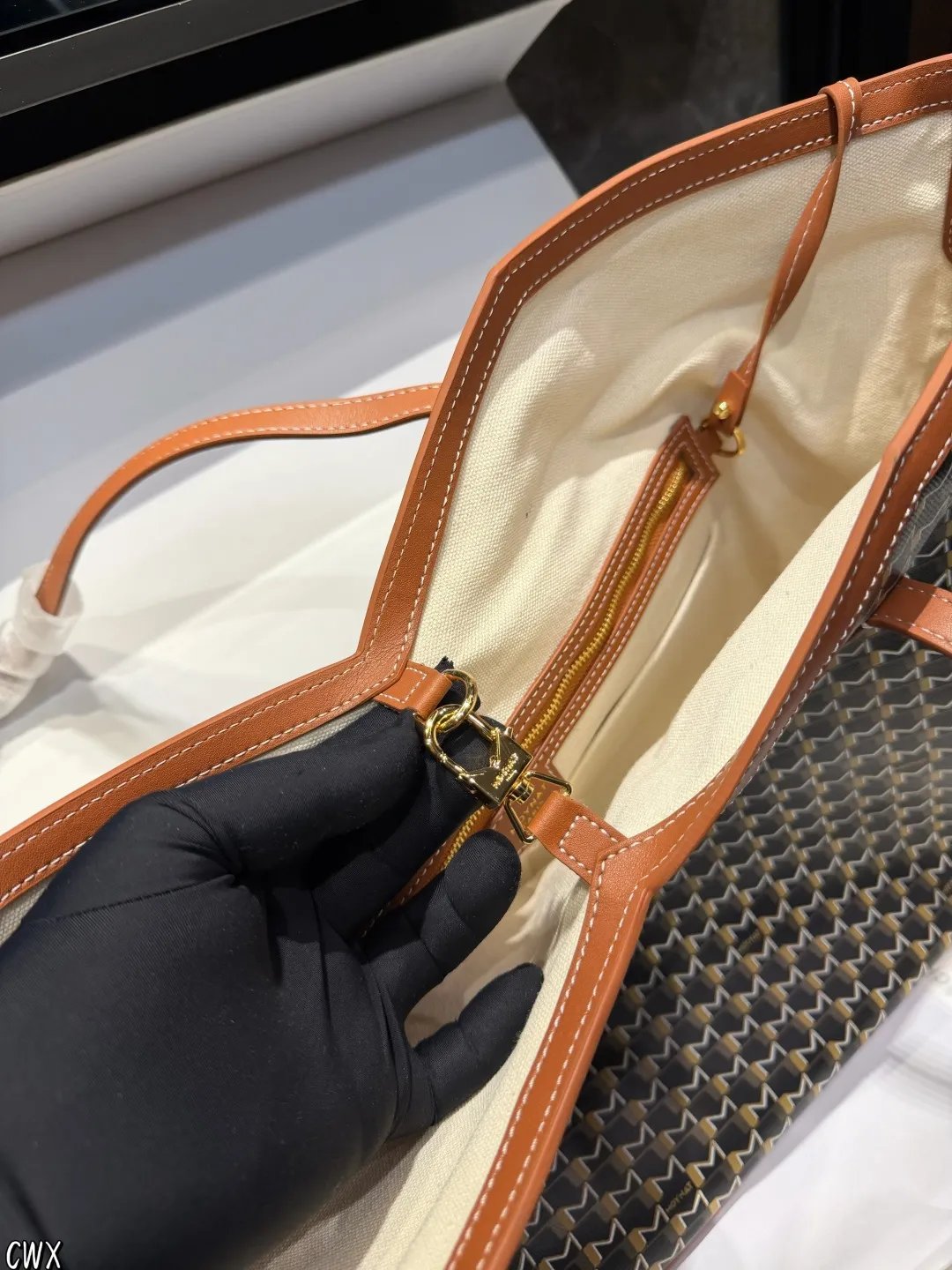 ❤️P225P215P205（礼盒包装）❤️ Moynat全新推出ーM Canvas 重磅推出全新系列 黑白M帆布新品NEw 创新贝母涂层 珍珠般的光泽感 通勤/出街/旅行/出差 都能满足 尺寸大37 27中32 23小28 20cm