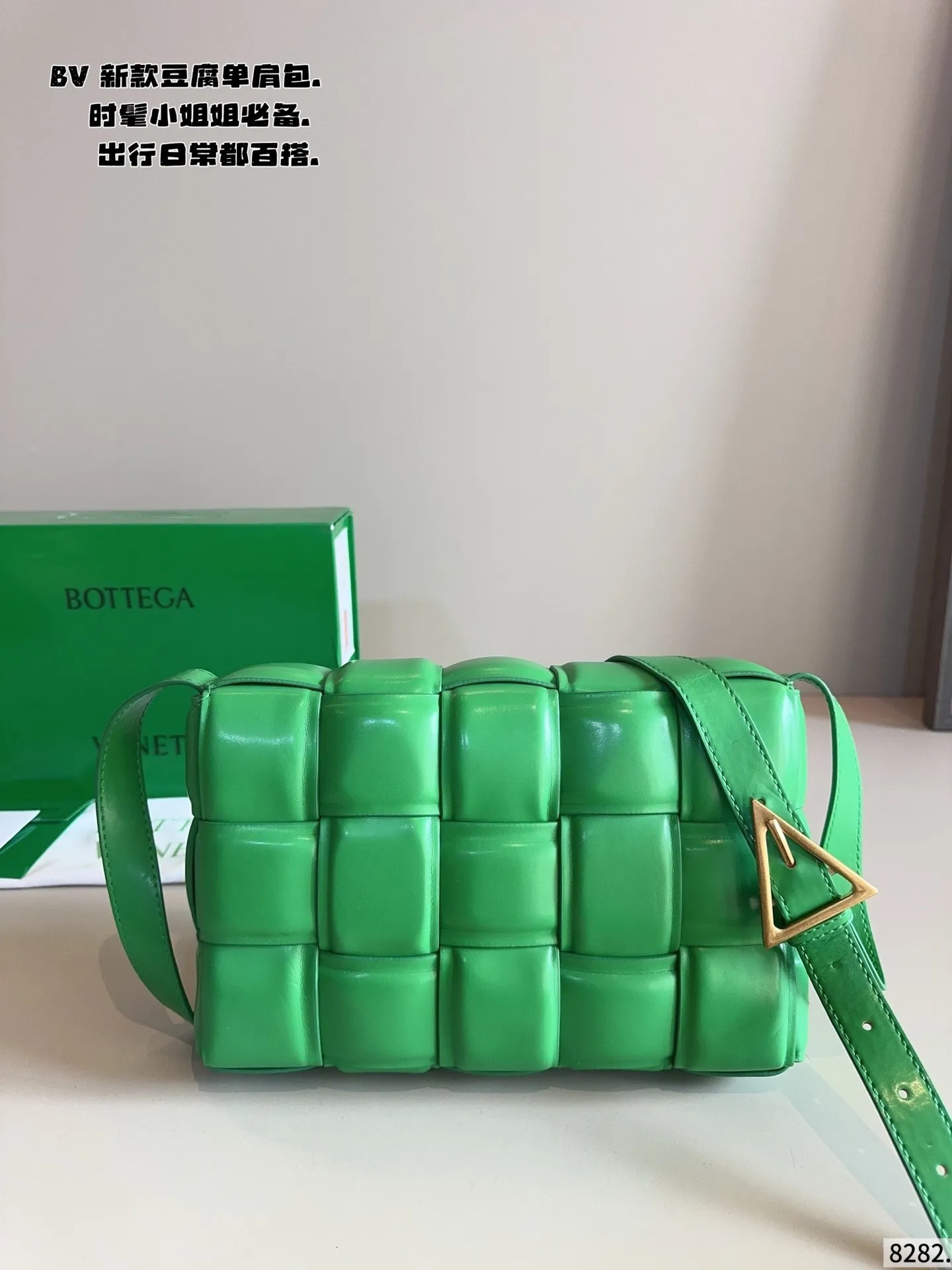 p190配礼盒🎁. 秋冬适配度一百昏!bv cas sette豆腐包斜挎 bv cas sette小羊皮卡带包枕头包斜挎包 天气一冷很喜欢软乎乎胖墩墩存在感很强的包包, 收起小废包,秋冬就是枕头包的主场! 枕头包的代表包包——bv cas sette尺寸:27*7*17cm