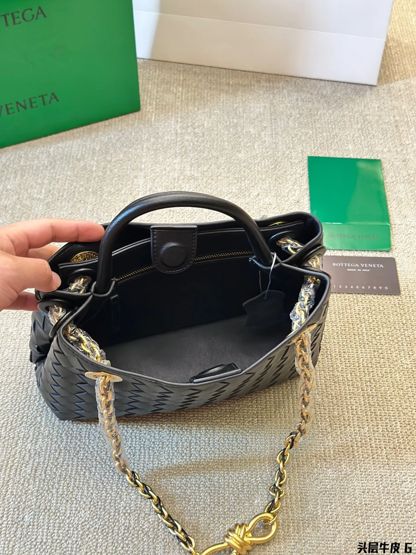 头层牛皮 p250 Bottega veneta Bv高级 Cassette手袋 编织托特包 新款,简洁的线条,柔软的包身,并且相当实用,街头巷尾它的身影无处不在,牛皮🐂 也成为经典款IT bag之一 万众追,这款包一出就风靡全球 流行,如今粉丝群依然很强大,因为它实在太衬托气质了,包再多也要给自己留一个!尺寸:28 22cm