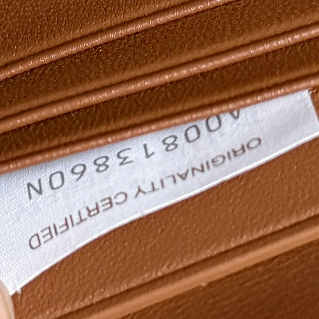 BV Andiamo晚宴手包,又被狠狠种草啦~经济下行的年代设计师审美又回来了,一眼爱上 爱不释手的那种 啧~嘎嘎美 气场十足 造型和质感都十分抗比,自重轻容量足, 时尚人士必备 适合多种场合,极简 ,高级轻奢 款号:741511 尺寸:31*13*3cm p870