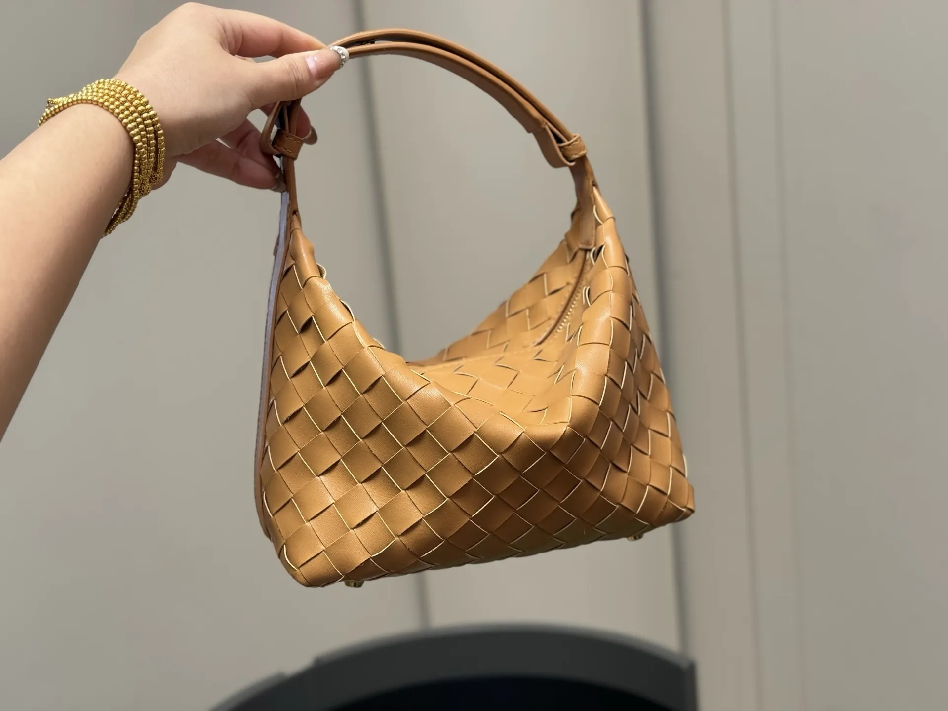 ¥155 配盒 size:20*14cm bv 的便当包 也太可爱了趴.... 将BV爆款便当包再度升级, 这款设计真的是又A又温柔, 轻盈超舒服 牛皮品质