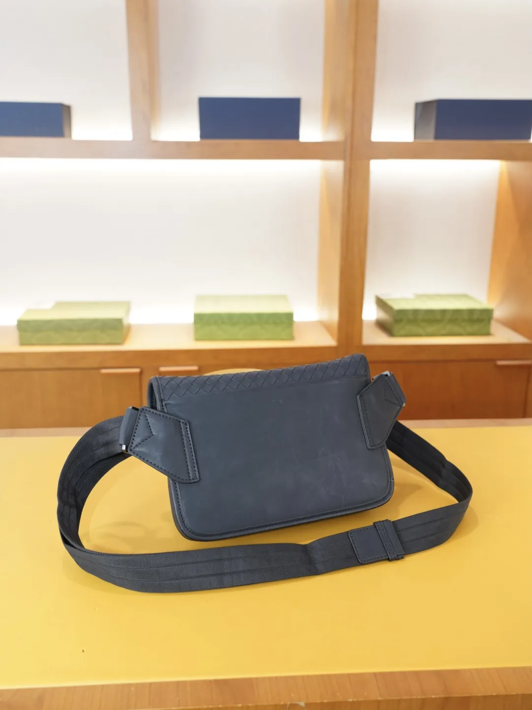 P120 🇮🇹 葆蝶家 官网同步 高版本 斜挎单肩腰包 永恒不过时的标志性产品 纯原单小牛皮 顶级五金制作 非市面普通版本 今年BV最爱的款式 全部实拍 实用性非常高 完全不用担心穿搭【规格：25x17x4】