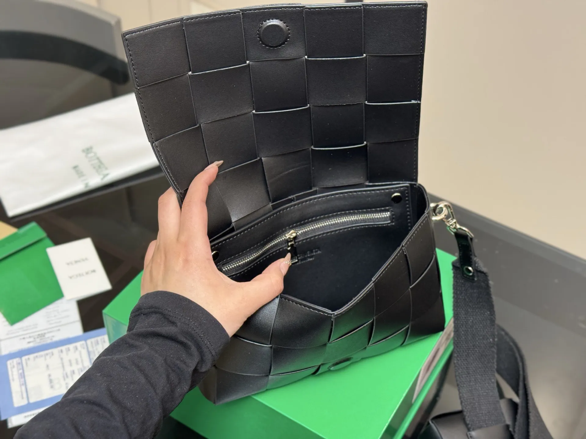 ¥145 配盒 size:22*14cm Bottega Veneta cassette Bv I豆腐包! 海绵宝宝! 细腻〰️光滑〰️ 最重要是整个包的蓬度, 每个方块必须做到圆润又饱满才算合格!