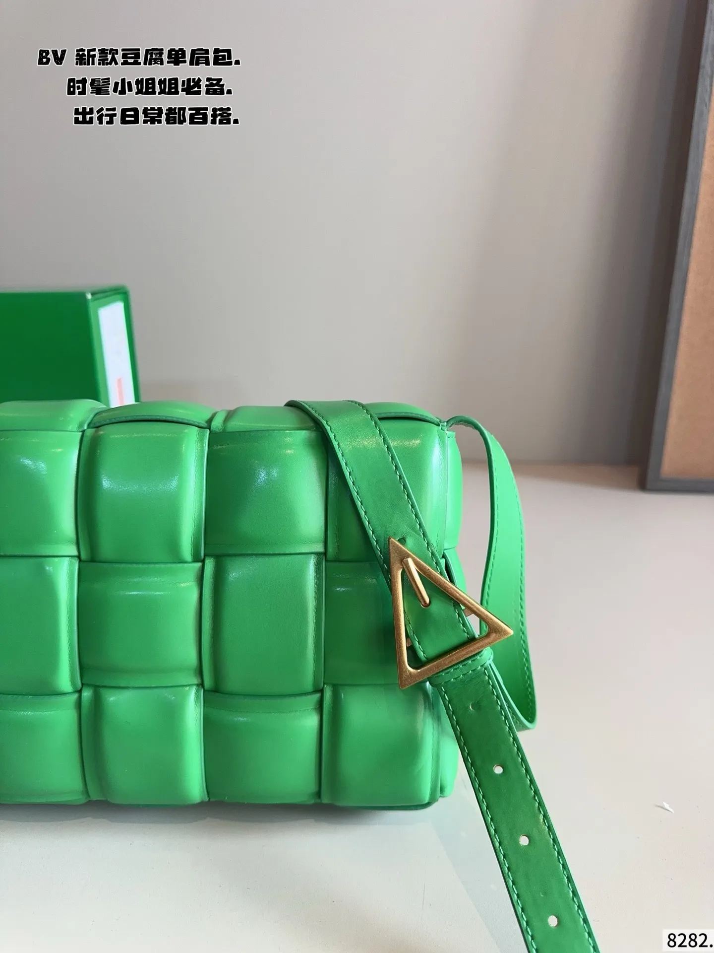 p190配礼盒🎁. 秋冬适配度一百昏!bv cas sette豆腐包斜挎 bv cas sette小羊皮卡带包枕头包斜挎包 天气一冷很喜欢软乎乎胖墩墩存在感很强的包包, 收起小废包,秋冬就是枕头包的主场! 枕头包的代表包包——bv cas sette尺寸:27*7*17cm