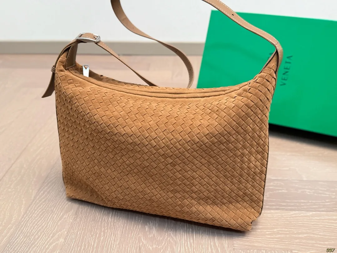 ¥175配盒 BV 新款系列编织腋下包 精致手工编织设计 兼具美貌与性价比 时髦与休闲的完美碰撞! 百搭大气,低调又奢华的一款单品! 尺寸33 24