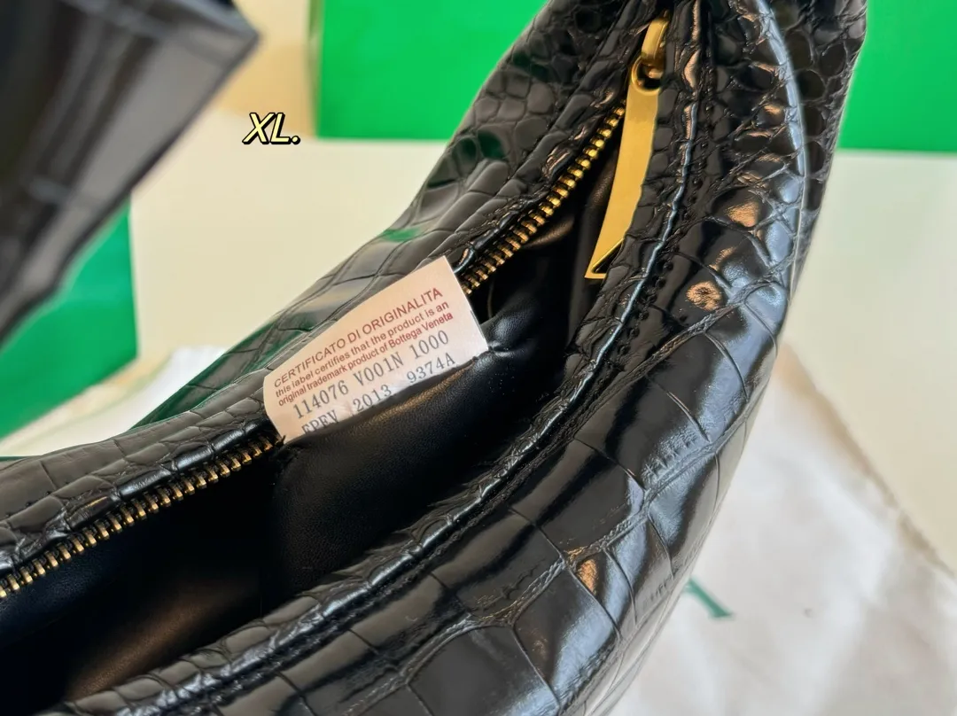 P115(配盒) Bottega Veneta BV新款jodie手提袋💕 size:25×16 包身轻,容量超🉑 百搭好看不过时~ 实物上身效果超绝!!!!