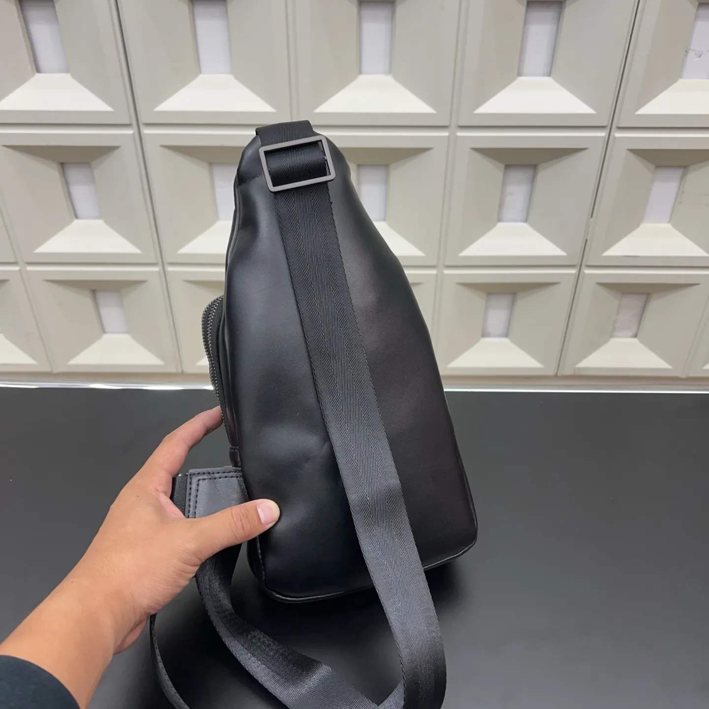 P125 Bottega Veneta 葆蝶家 BV手工编织男士胸包 单肩包 斜挎包 经典百搭 实物拍摄 原厂原版面料 配送防尘袋 礼盒 30 x 16 cm。