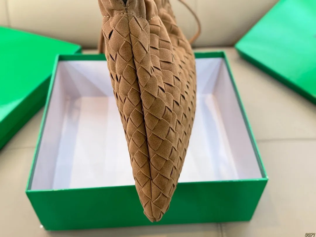 &yen;150配盒 BV Dustbag 编织垃圾袋 这只编织垃圾袋真的是今年新款的最爱了 肩带可以调节，单肩斜挎都可 最重要的是，真的很实用！！ 打工人实名爱了，真的好好背 尺寸30 22