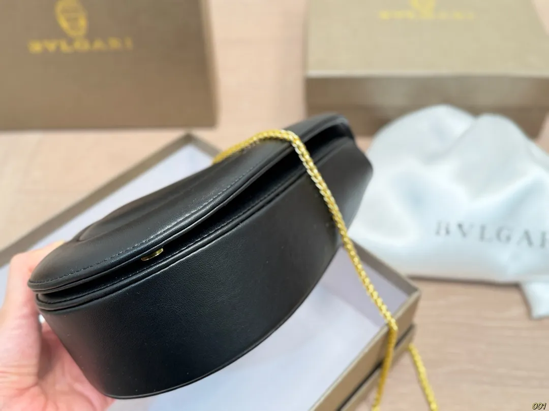 ¥140配盒 宝格丽BVLGARI|七夕,把爱“握”在手心🐍❤️ 今年七夕,宝格丽用一只包写满浪漫情书!Serpenti Cuore 1968手提包,堪称“包界丘比特”—— ✨ 半颗心形包身 + 半颗珐琅灵蛇手柄 =一整颗怦然心动的爱心! 灵感源自1968年传奇珠宝腕表,复刻中古美学,却把甜蜜玩出新高度。 尺寸19 14